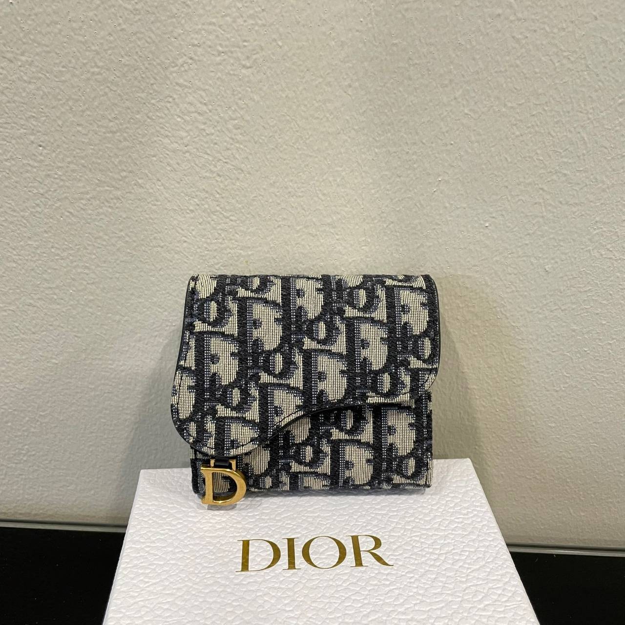 ORI 🥂DIOR Wallet Saddle Lotus / Dior tri-fold wallet เกรดออริจินอล กระเป๋าสตางค์ 3 พับ วัสดุหนังแท้ และผ้า Jacquard อย่างดี ทอสวยงามที่สุด ผสมผสานความสง่างามและคลาสสิกที่เข้ากับยุคสมัย ด้านหน้าโดดเด่นด้วยซิกเนเจอร์ของ Christian Dior อะไหล่สีทองอ่อ