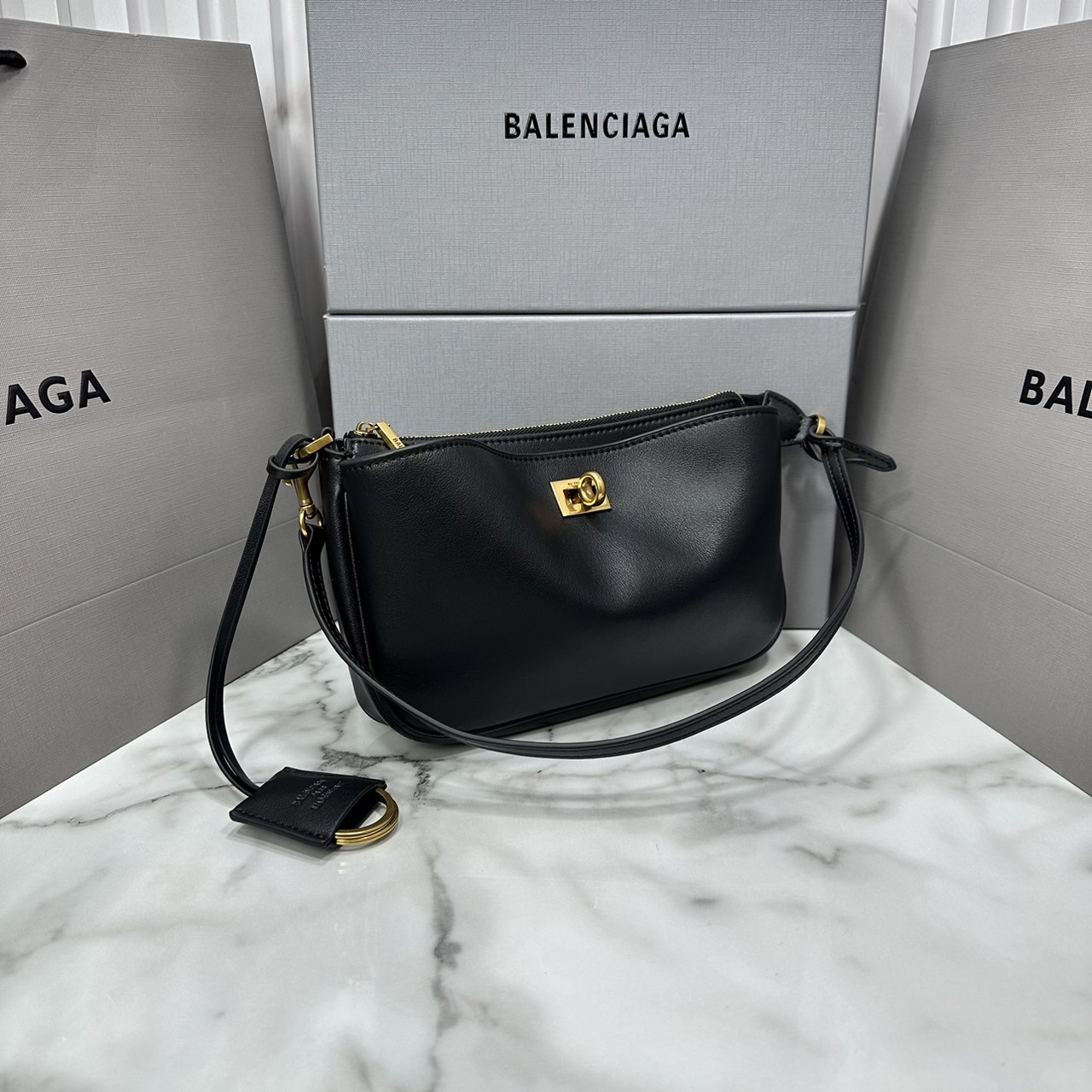 Balenciaga Rodeo Sling Pochette / Balenciaga shoulder leather bag 22cm กระเป๋าสะพายทรงพอชที่สุดของไฮแบรนด์สุดไอคอนิค ดีไซส์เรียบหรู สวยจับต้องได้ ถือหรือสะพายไหล่ได้เก๋มากๆ ถือออกงานก็ได้ลุคไฮแฟชั่นหรูๆ