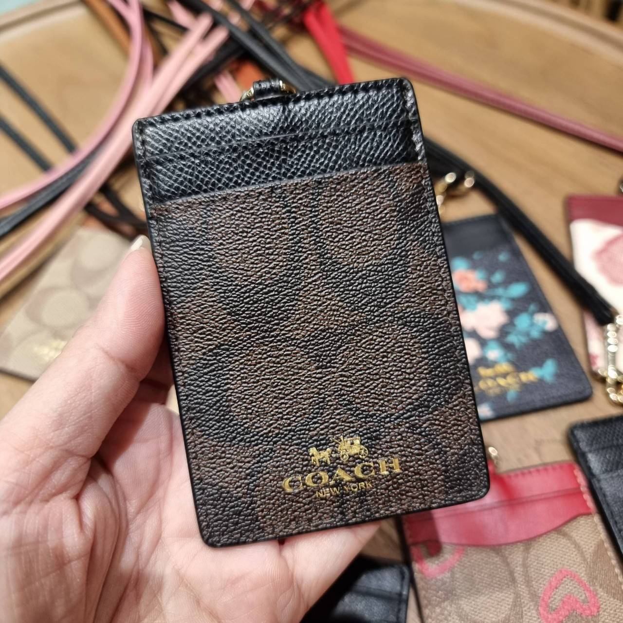 COACH ID LANYARD IN COLORBLOCK SIGNATURE CANVAS ง่ายๆแบบไม่ธรรมดา!! คลาสสิคแต่มีดีเทลโดดเด่น!! กระเป๋าถนอมบัตร พร้อมสายคล้องคอ ดีไซน์ลวดลายสวย ดูดีทุกแบบ ใช้งานง่าย พกพาสะดวก จะใส่บัตรพนักงาน บัตรเครดิต บัตรปชช. ใบขับขี่ และบัตรอื่นๆที่อยากจะใส่!! ตามใจไป