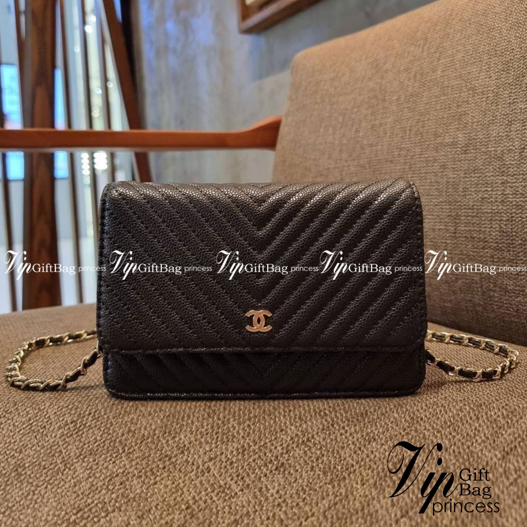 VIP 🥂 CHANEL WOC ลายวียอดฮิต กระเป๋าสะพายข้างหนังลายคาร์เวีย มาพร้อมโซ่สะพายในตัว (ถอดออกไม่ได้) อะไหล่ทองเรียบหรู ดูผู้ดี้ ผู้ดี!! เปิด-ปิดกระเป๋าด้วยกระดุมแม่เหล็ก ภายในกระเป๋าเป็นช่องโล่ง มีช่องแยก 1 ช่อง ช่องซิปกลางอีกช่อง ส่วนด้านหลังก็ยังมีอ