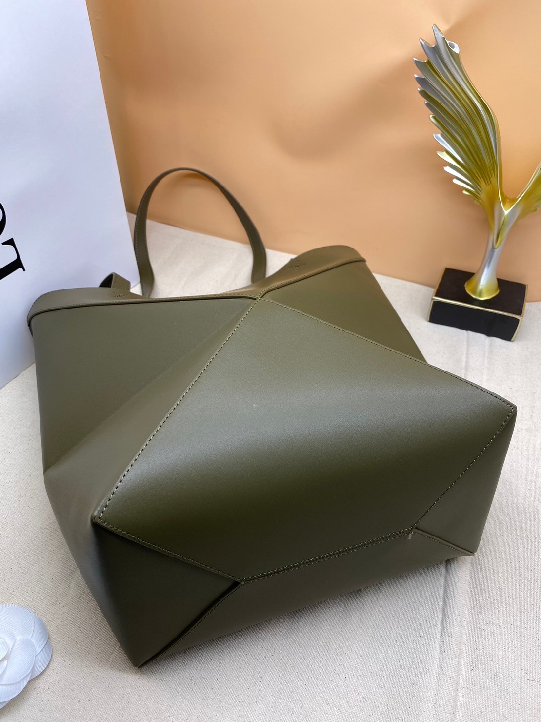 LOEWE Puzzle Fold Tote in shiny calfskin / LOEWE TOTE BAG 27cm พร้อมส่ง กระเป๋าทรงโท้ทใบใหญ่ ใช้งานง่ายเรียบหรู จุของได้เยอะ หนังเรียบสวยอยู่ทรงมาพร้อมสายสะพายยาวถอดได้ พับเก็บได้เป็นเอกลักษณ์