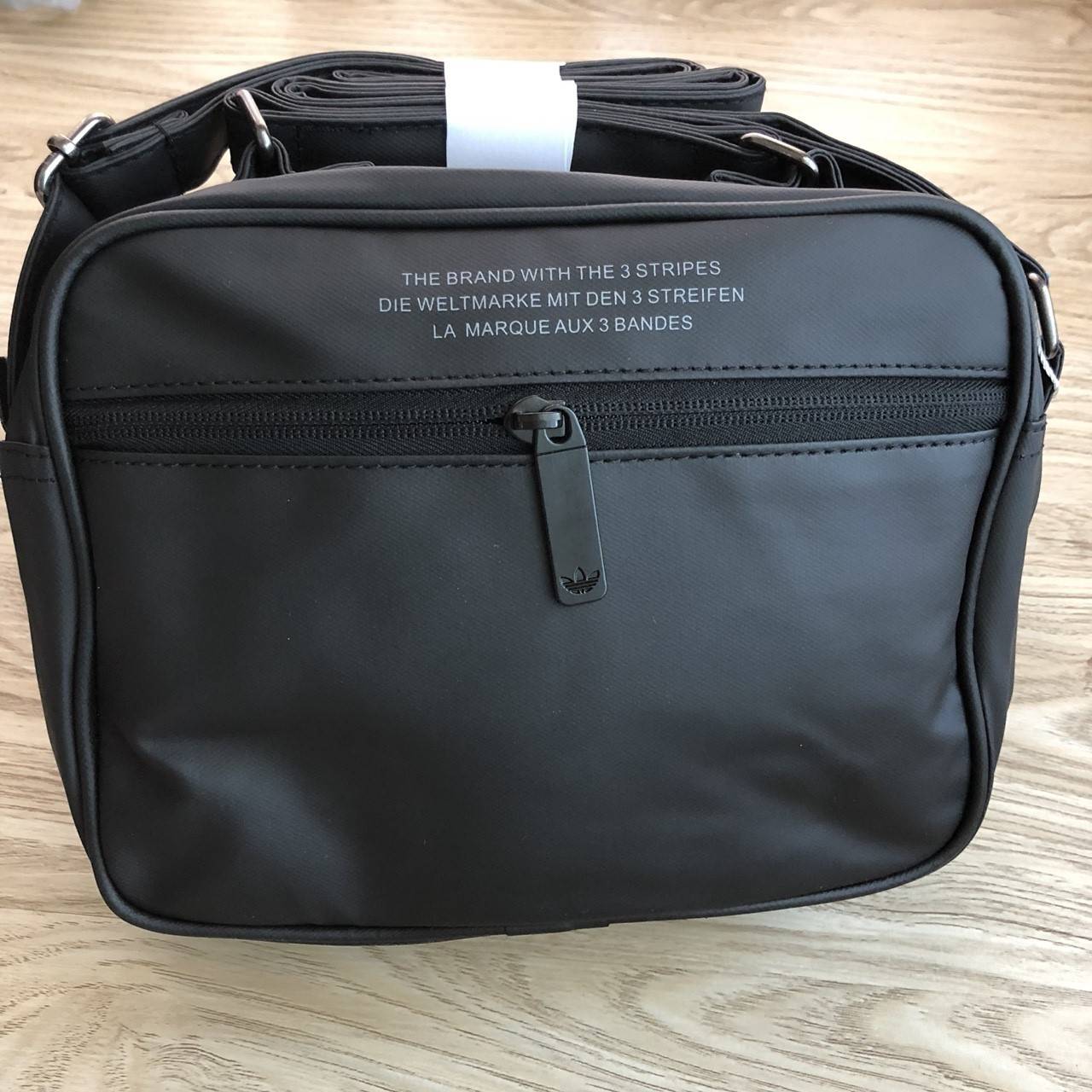 Adidas mini Airline bag กระเป๋าสะพายข้างแนว sport วัสดุด้านหน้าเนื้อ matte ผสมหนังนิ่มค่ะ น้ำหนักเบา ด้านหน้าประดับ ติดโลโก้แบรนด์ เปิดปิด กระเป๋าแบบซิป ภายในโล่ง ใส่ของจุพอประมาณค่ะ มีช่องซิปหนึ่งช่อง ด้านหลังมีอีก 1 ช่องซิป สายสะพายปรับได้ freesize ขนาด