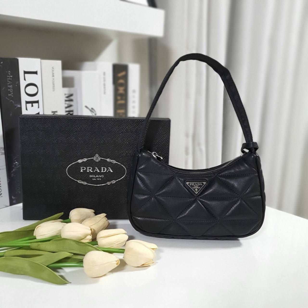 รุ่นใหม่แนะนำ!! กับงานพรีเมี่ยมกิ้ฟท์ PRADA HANDBAGS ขนาดกะทัดรัด **อะไหล่เงิน วัสดุทำจากหนัง Pu อย่างหนาลายตารางสวยหรูดูดี อยู่ทรง กันน้ำได้ หายห่วงคะ ด้านหน้ามีโลโก้แบรนด์ เปิดปิดด้วยซิป มาพร้อมสายผ้า ไม่สามารถถอดได้ ภายในบุผ้าลายPrada และป้ายโลหะแบรนด์