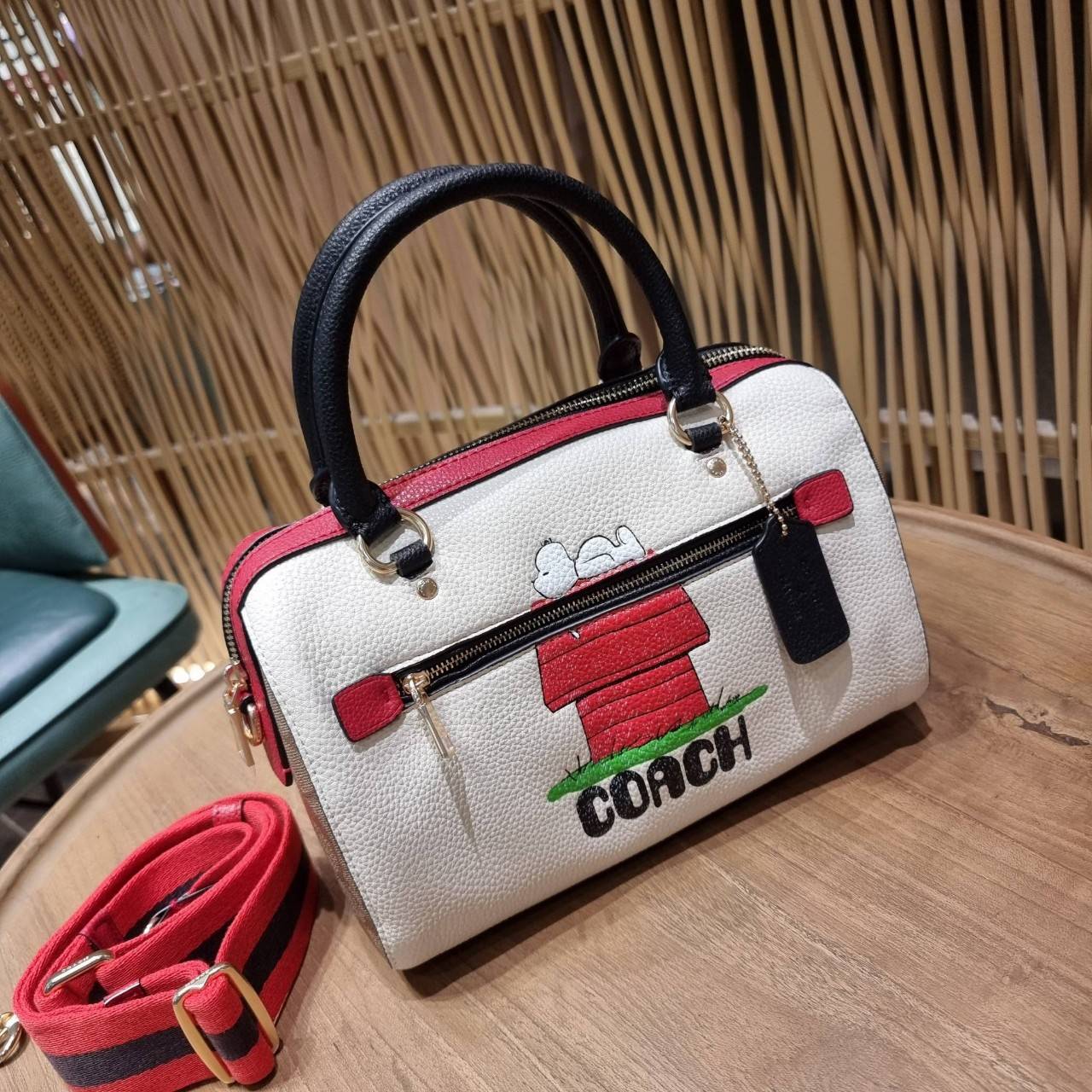 LIMITED EDITION💥 🌈สวย+คุณภาพ สินค้าต้องมีค่า Coach X Peanuts Rowan Satchel With Snoopy ((C6164)) พร้อมส่งที่ไทย ใหม่ล่าสุด ห้ามพลาดค่าา! สวยกันให้สุด กับกระเป๋าทรงหมอน ขนาดกลางกำลังดี หนังแท้นิ่ม ลายหนังสวยงามมากๆค่ะ 🔺ด้านหน้ามีโลโ