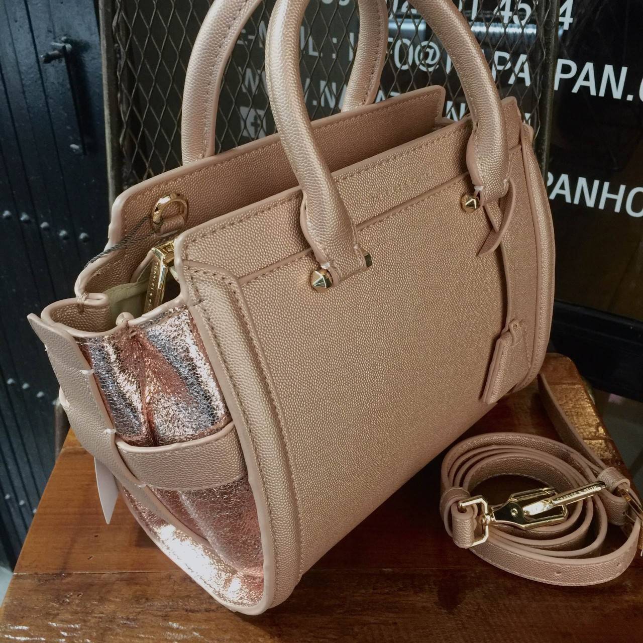 Charles&keith Structured Trapeze Detail Bag สำหรับคอลเลคชั่นใหม่ 2018 เพิ่มสีสวยๆโดนใจให้คุณได้เลือก ตัวกระเป๋าวัสดุหนัง PU อยู่ทรงน่าใช้ ภายในช่องใหญ่จุของได้เยอะม๊วกกก ช่องซิปเล็กด้านใน และช่องเก็บของจุกจิก เปิด-ปิดด้วยซิปรูดลื่นใช้งานคล่องตัว สายสะพายถ