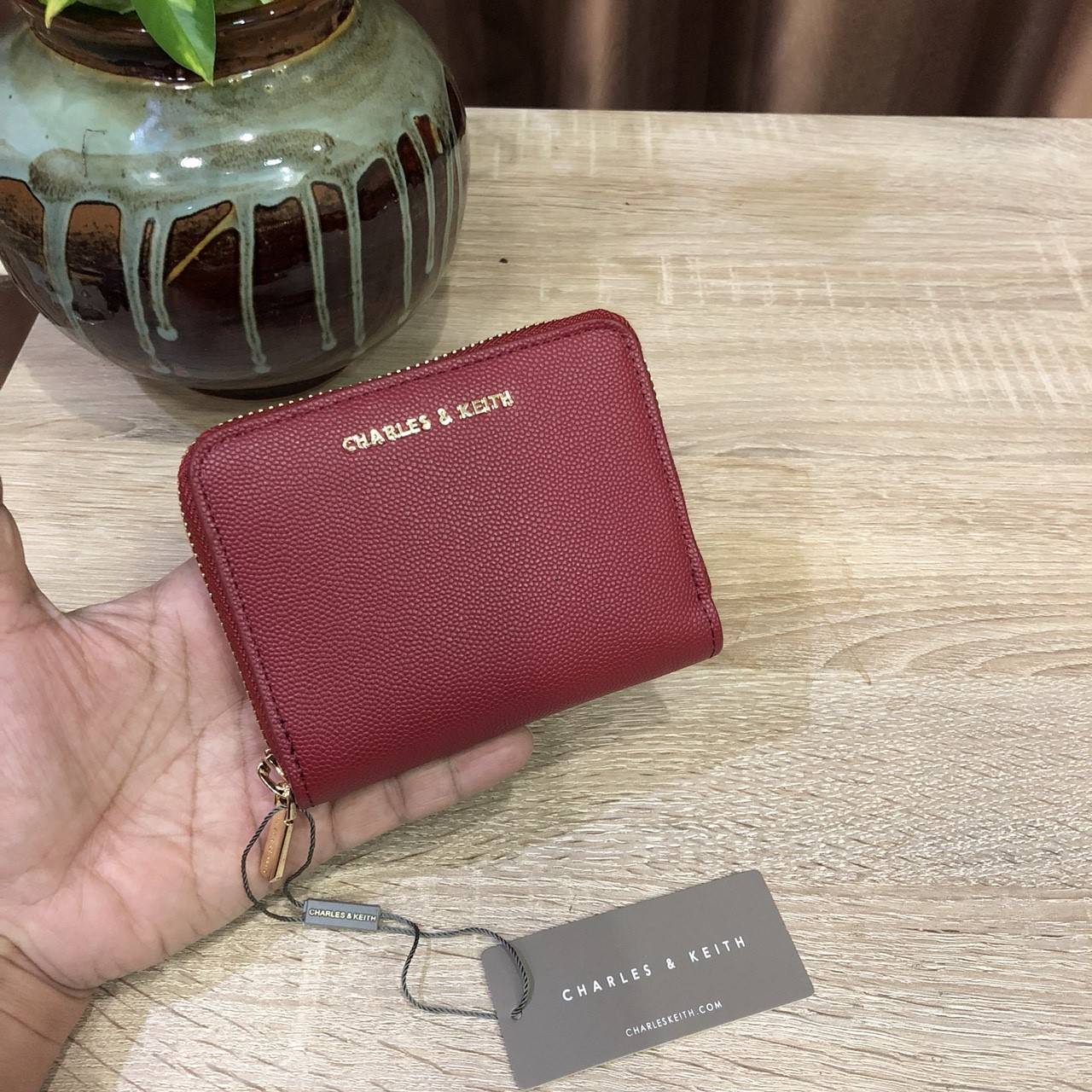สีใหม่เข้าเพิ่มค่ะ! CHARLES & KEITH SHORT WALLET กระเป๋าสตางค์สั้นซิปรอบรุ่นใหม่ล่าสุดหนังคาเวียร์สวยหรูอยู่ทรงสไตล์PRADA ด้านหน้าประดับโลโก้แบรนด์ ภายในมีช่องใส่รูป ช่องซิปใส่เหรียญ และช่องใส่บัตรหลายช่อง สามารถใส่แบงก์พัน ธนบัตร เหรียญ ได้เหมือนกระเป๋าใ