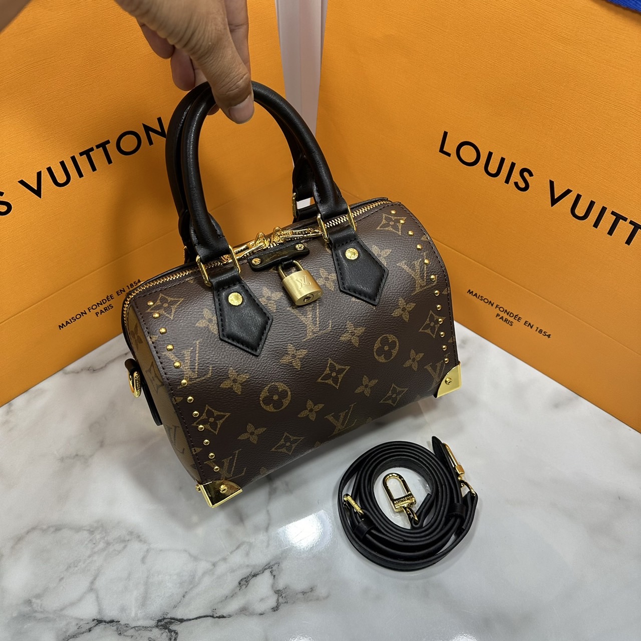 LV Petite Malle Souple Bag / LV Speedy Monogram Bag กระเป๋าสะพายทรงสปีดี้คลาสสิค สวยหรูจากดีเทลเก็บมุมด้วยหมุด เกรดออริ เทียบแท้ 1:1 ใช้งานต่างประเทศได้