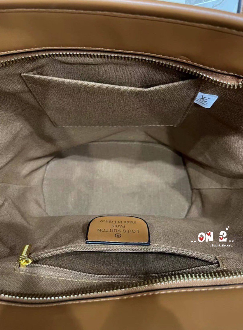 LV SAINT JACQUES TOTE BAG 25cm กระเป๋าสะพายรุ่นลิมิเต็ดหายาก ด้วยวัสดุสังเคราห์จากธรรมชาติ สานเต็มใบออกมาเป็นลวดลายสวยงาม และยังโดดเด่นด้วยโลโก้ สีโทนอุ่น