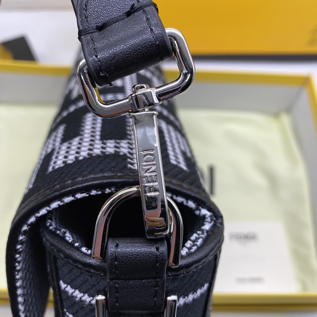 Fendi Baguette FF Tapestry Fabric Bag 26cm เกรดออริจินอล กระเป๋าทรง Baguette ลวดลาย FF สไตล์วินเทจ สามารถถือด้วยมือหรือสะพายไหล่หรือสะพายข้างด้วยที่จับหนังและสายสะพายไหล่ ทั้งสองแบบถอดออกได้ สวยหรู ใบนี้ไม่ควรพลาดค่า