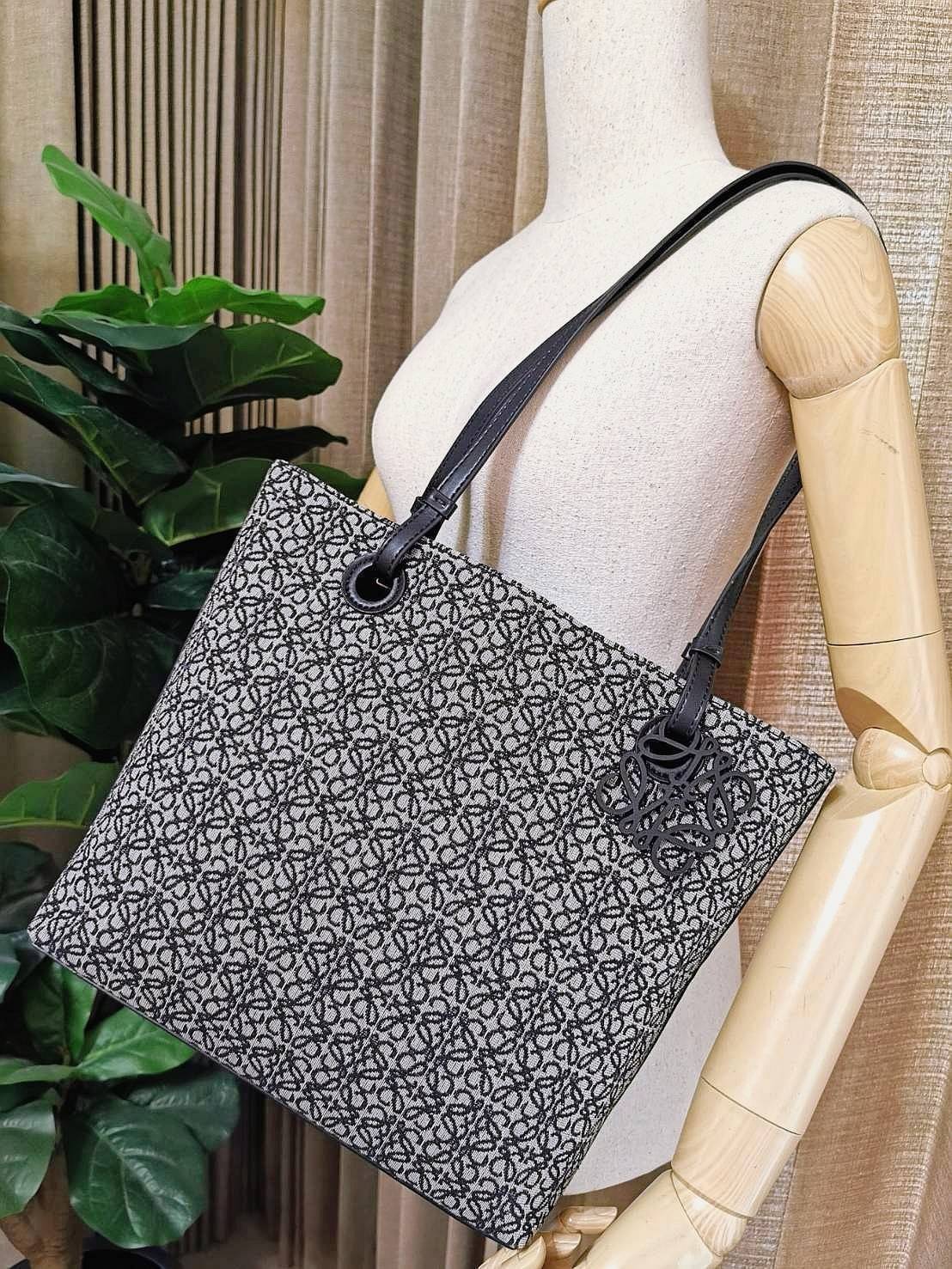 LOEWE ANAGRAM TOTE BAG VIP ไอเท็มใหม่! ดีไซน์สวยคงเอกลักษณ์ด้วยวัสดุ Anagram Canvas Jacquard Fabric ผสมผสานหนังแท้ Calfskin ลงตัวสุดคลาสสิค ขนาดกำลังดี น้ำหนักเบา ใส่เอกสาร A4 Notebook ipad ของใช้ได้เยอะ หูหิ้วหนังจับแข็งแรง สะพายไหล่ได้ พร้อมส่งที่ไทยสุด