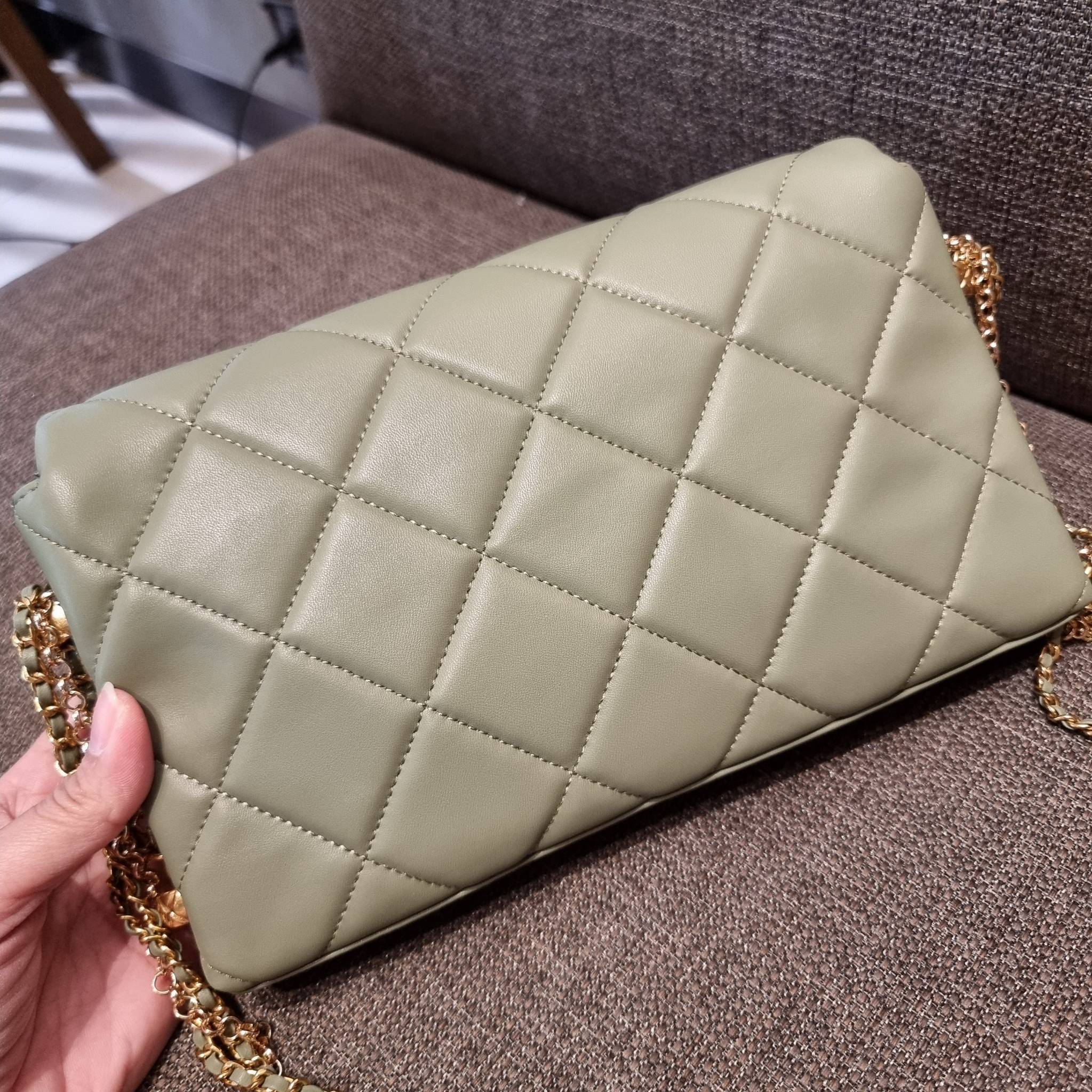 VIP 】สวยหรูพร้อมเสิร์ฟ!! กับไอเท็มสุดเลิฟจาก Chanel กระเป๋าสะพายที่สุดของความคุ้มค่า วัสดุหนังแกะนิ่มเต็มใบ เปิด-ปิดกระเป๋าด้วยตัวบิดล็อค ภายในกระเป๋าบุผ้าสวยหรู มีช่องโล่งกว้างจุของได้สบาย ใส่โทรศัพท์ กระเป๋าสตางค์ได้ มีช่องซิป 1 ช่อง ช่องย่อย 1 ช่อง ดีเ