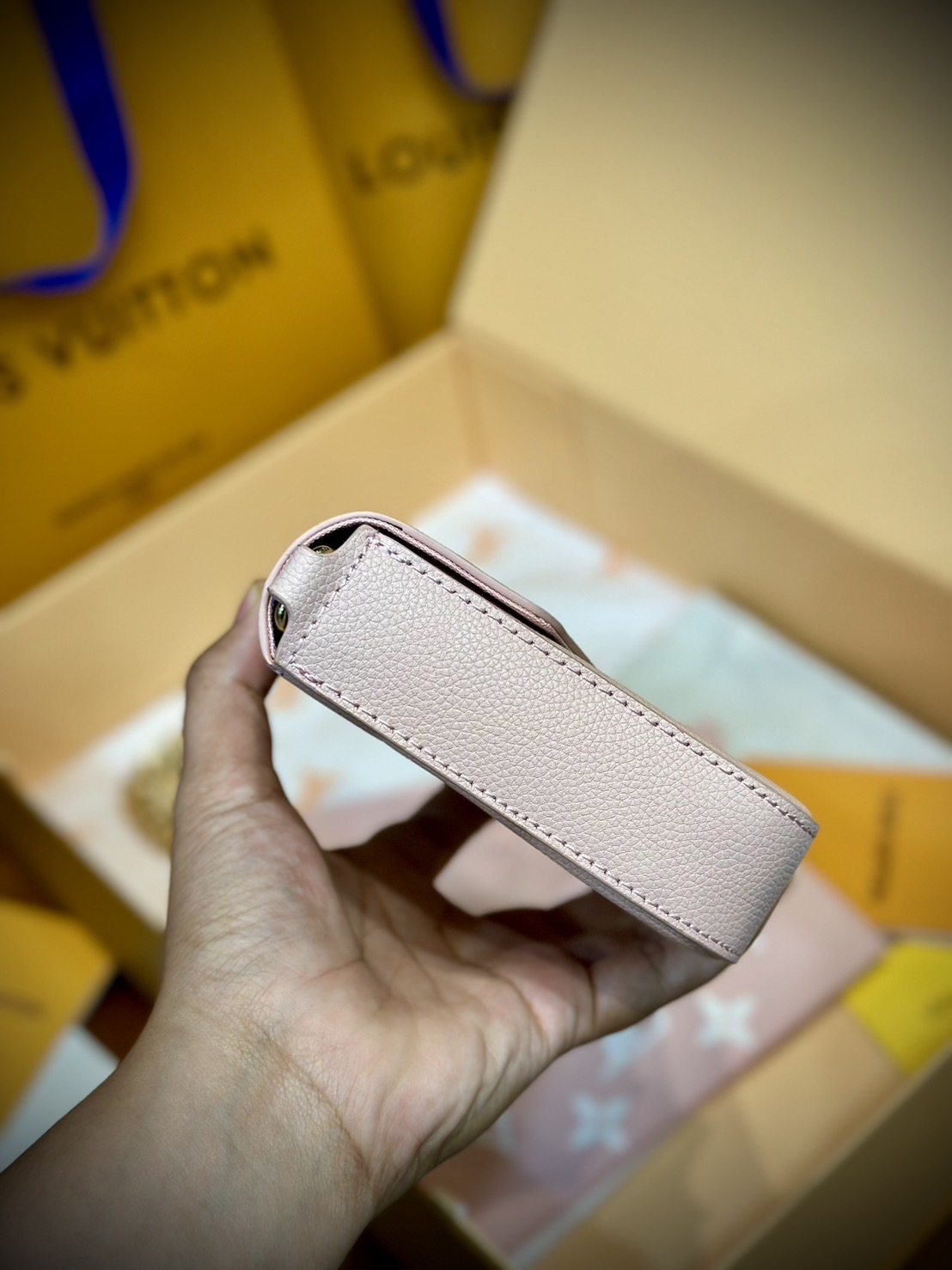 LV Felicie Pochette Monogram Empreinte Leather กระเป๋าทรงพอช มัลติฟังชั่น ครบทุกการใช้งาน สวยงามเหนือกาลเวลา มีใบนี้ใบเดียวคุ้มสุดเลยค่ะ