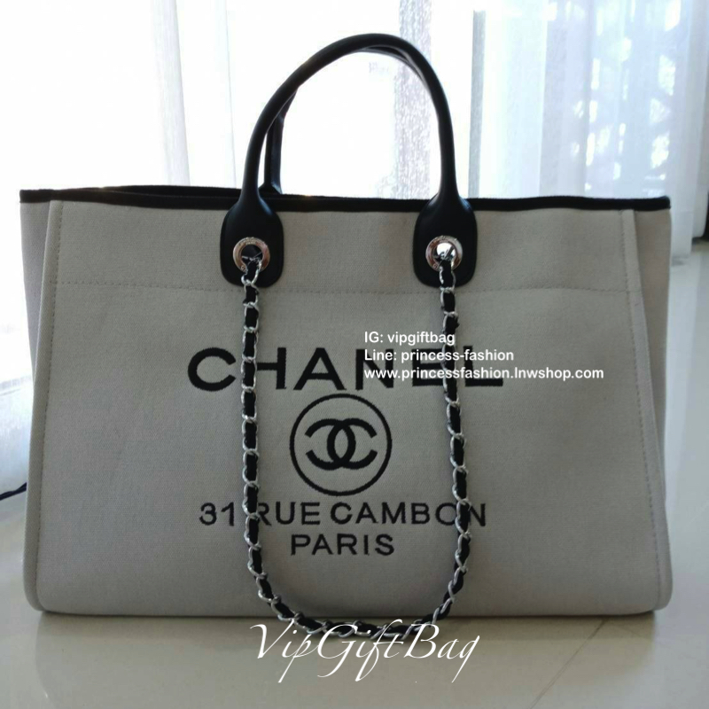 Chanel tote canvas bag จากงานพรีเมี่ยม VIP GIFT รุ่นดังเลยค้า Size ใหญ่อลัง บอกเลยว่า *งานดีที่สุด ตัวกระเป๋า กระเป๋าผ้าเป็นผ้า canvas เนื้อดีสมราคา สัมผัส นุ่มลื่นมือมากกกก อะไหล่เงินปั้มแบรนด์แท้ทั้งใบ ด้านหน้าปัก logo แบรนด์สุดหรู จุของได้เยอะมากก มีช่