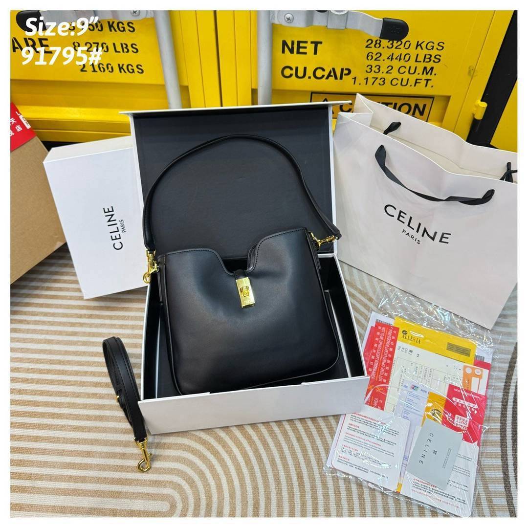 CELINE SMALL CAMILLE 16 SOFT BAG IN SMOOTH LEATHER กระเป๋าทรงโฮโบที่ตัวแม่ตัวมัมใช้กันเยอะสุดๆ ด้วยรูปทรงยอดนิยม สะดวกใช้ด้วยอะไหล่บิดล็อค สีทองสวยโดดเด่น