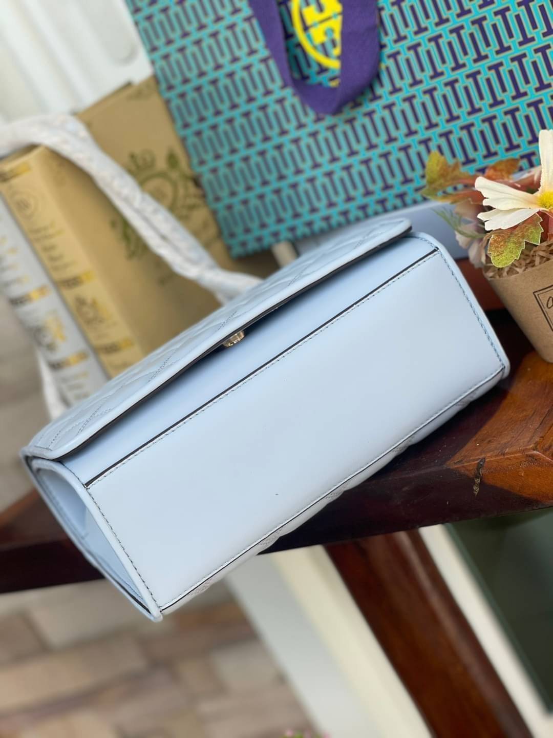 Tory Burch Savannah Convertible Shoulder Bag สาว ๆ ลุคสาวๆไม่ควรพลาด Collection นี้เลยนะคะ เป็นรุ่นที่ตอบโจทย์และครองใจสาว ๆ ได้อย่างแท้จริง เนื่องจากมีดีไซน์เรียบหรู โดยทางแบรนด์ได้ใช้เทคนิคการเย็บบนหนังเป็นลายเส้น (Chevron) ทำให้กระเป๋าดูมีราคามากยิ่งขึ