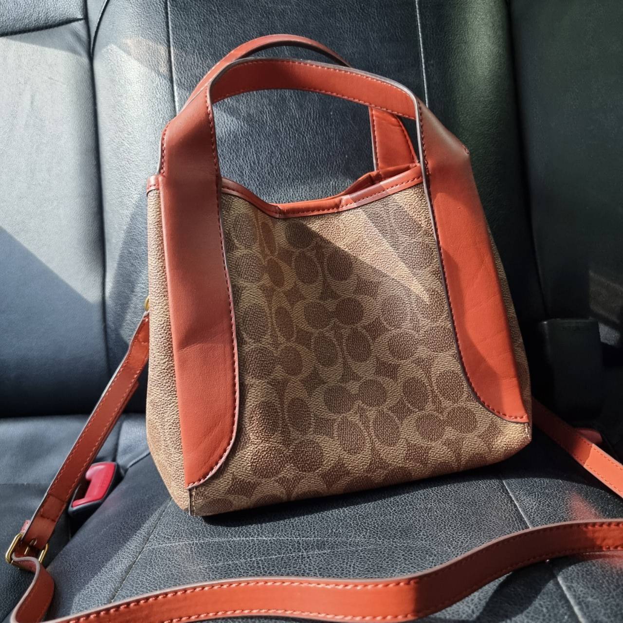 COACH 79251 HADLEY HOBO 21 IN SIGNATURE CANVAS ไอเท็มยอดนิยม คลาสสิคในทุกโอกาส กระเป๋าทรงโฮโบ ทรงสวยใช้งานได้ทุกลุค แมชท์ง่ายกับทุกสไตล์ วัสดุหนังแคนวาส ดีไซน์เอกลักษณ์ เปิด-ปิดด้วยกระดุมแม่เหล็ก มีตะขอล็อคที่ปากกระเป๋าเพื่อปรับทรงใช้งานได้ ภายในโล่งกว้าง