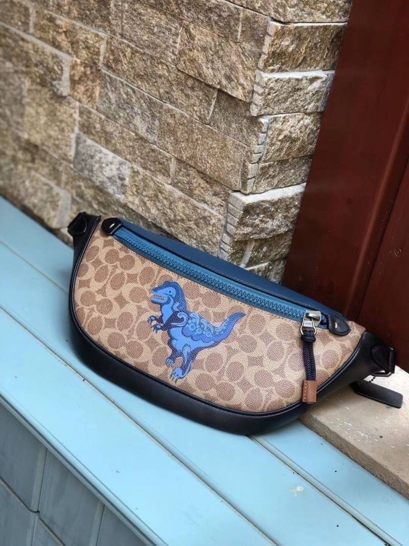 OUTTLET 】COACH RIVINGTON BELT BAG IN SIGNATURE CANVAS WITH REXY BY ZHU JINGYI