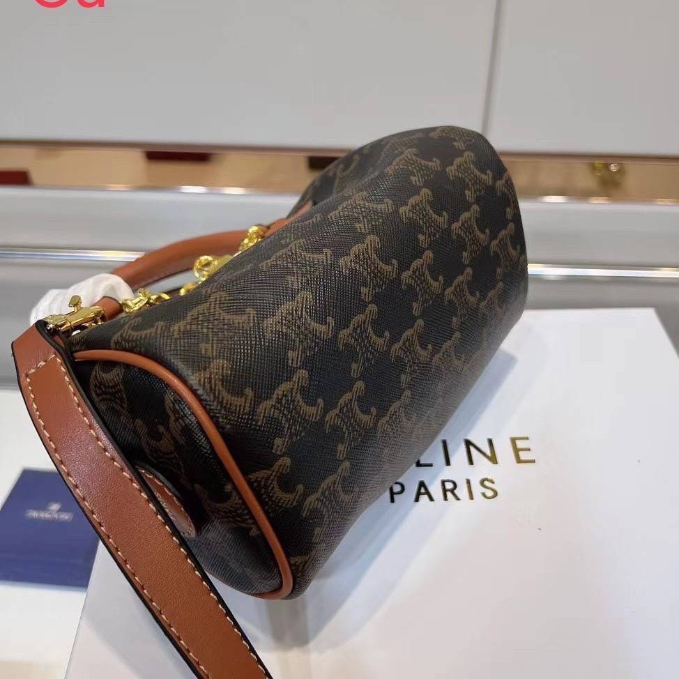 CELINE MINI BOSTON BAG IN TRIOMPHE CANVAS กระเป๋าทรงบอสตันไซส์มินิน่ารัก ประดับสายโซ่สีทอง พร้อมตัวห้อยตกแต่งสวยหรูโดดเด่น