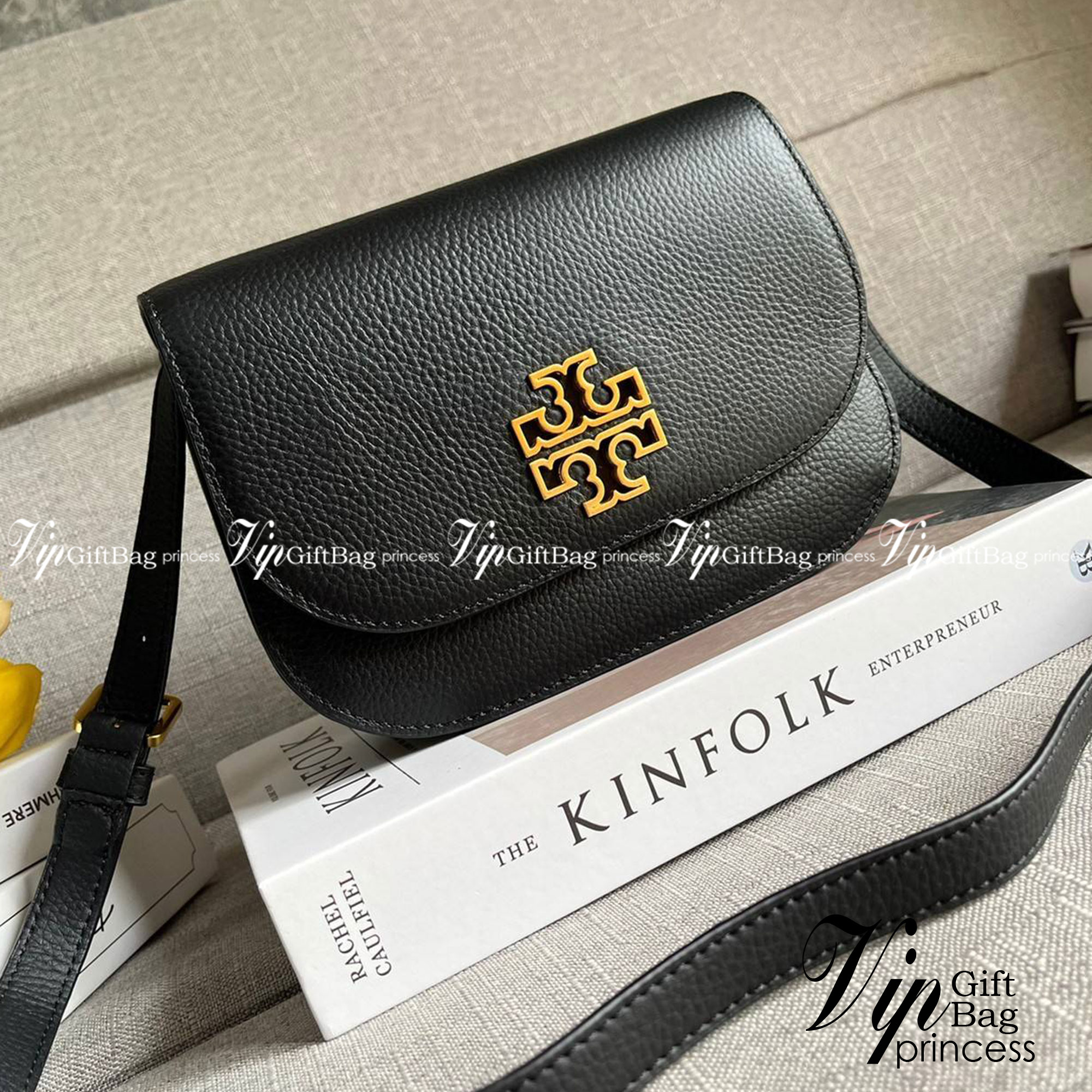 TORY BURCH BRLTTEN SMALL SADDLE BAG / Tory Burch Britten Flap Shoulder Bag กระเป๋าสะพายข้าง วัสดุหนังแกะแท้ ด้านหน้าประดับโลโก้แบรนด์ เปิด-ปิดกระเป๋าแบบกระดุมแป็กแม่เหล็กแน่นหนา ภายในมีช่องหลัก ใส่กระเป๋าเงินใบกลาง มือถือได้ทุกรุ่น มีช่องแยกใส่ของจุกจิกอี