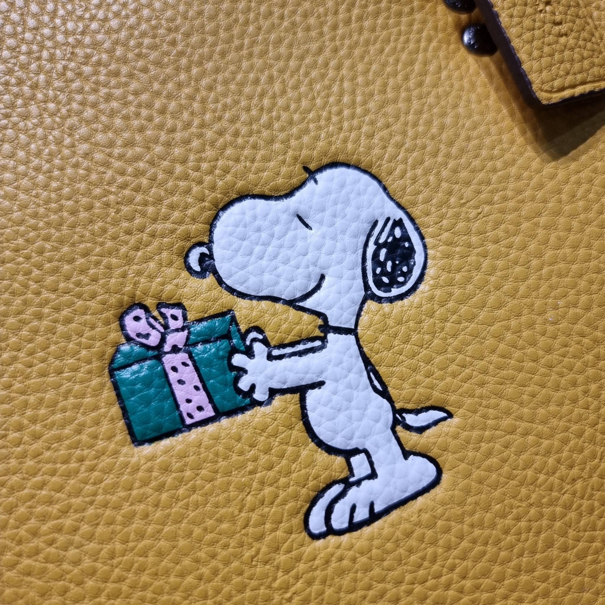 coach x peanuts dempsey tote 22 with snoopy present motif CE918 คอลเลคชั่นใหม่ น้องน่ารักเกินต้านไปมาก!! กับกระเป๋าทรงโท้ท ไซส์กำลังสวย ดีไซน์ ลายการ์ตูนยอดฮิต ที่ใครๆก็ต้องรู้จัก พิมพ์คมชัดลงบนหนัง pepble ผิวสัมน่าใช้ ปากกระเป๋ามีกระดุมแม่เหล็กปิดกันของห