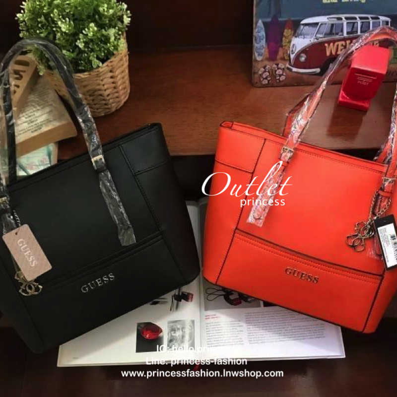 GUESS SHOPPER BAG กระเป๋าถือทรง Tote วัสดุหนังลาย Saffiano สวยอยู่ทรงสไตล์ PRADA ขนาดใหญ่ น้ำหนักเบา ด้านหน้าปั้มโลโก้แบรนด์ ประดับโลหะTAG โลโก้ตัว G อะไหล่เงินที่หูกระเป๋าถอดเเยกใช้ได้ เปิดปิดด้วยซิปเดียวใช้งานง่ายภายในมีsignature ยังมีช่องซิปและช่องเล็ก