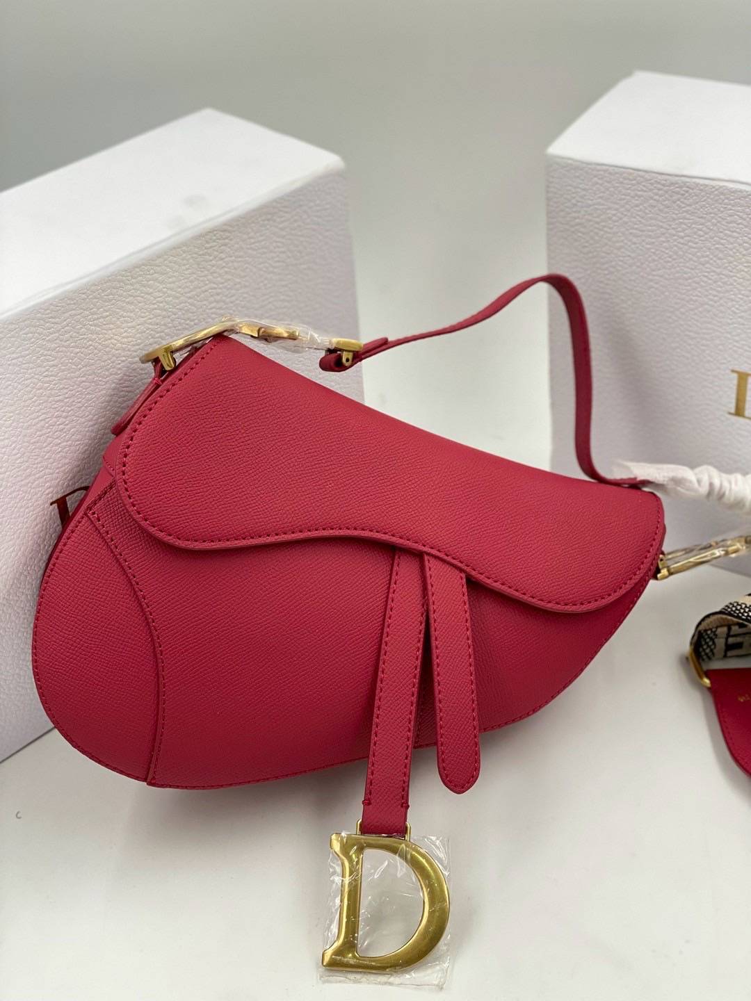 ORI หนังแท้ | DIOR Saddle Bag with Strap Grained Leather กระเป๋าถือ/สะพายทรงอานม้า รุ่นยอดนิยมที่มีเอกลักษณ์สวยงามเหนือกาลเวลา ลูกเล่นห้อยด้วยตัวอักษร D ตรงหูหิ้วมีกิมมิค CD สวยหรูดูแพง