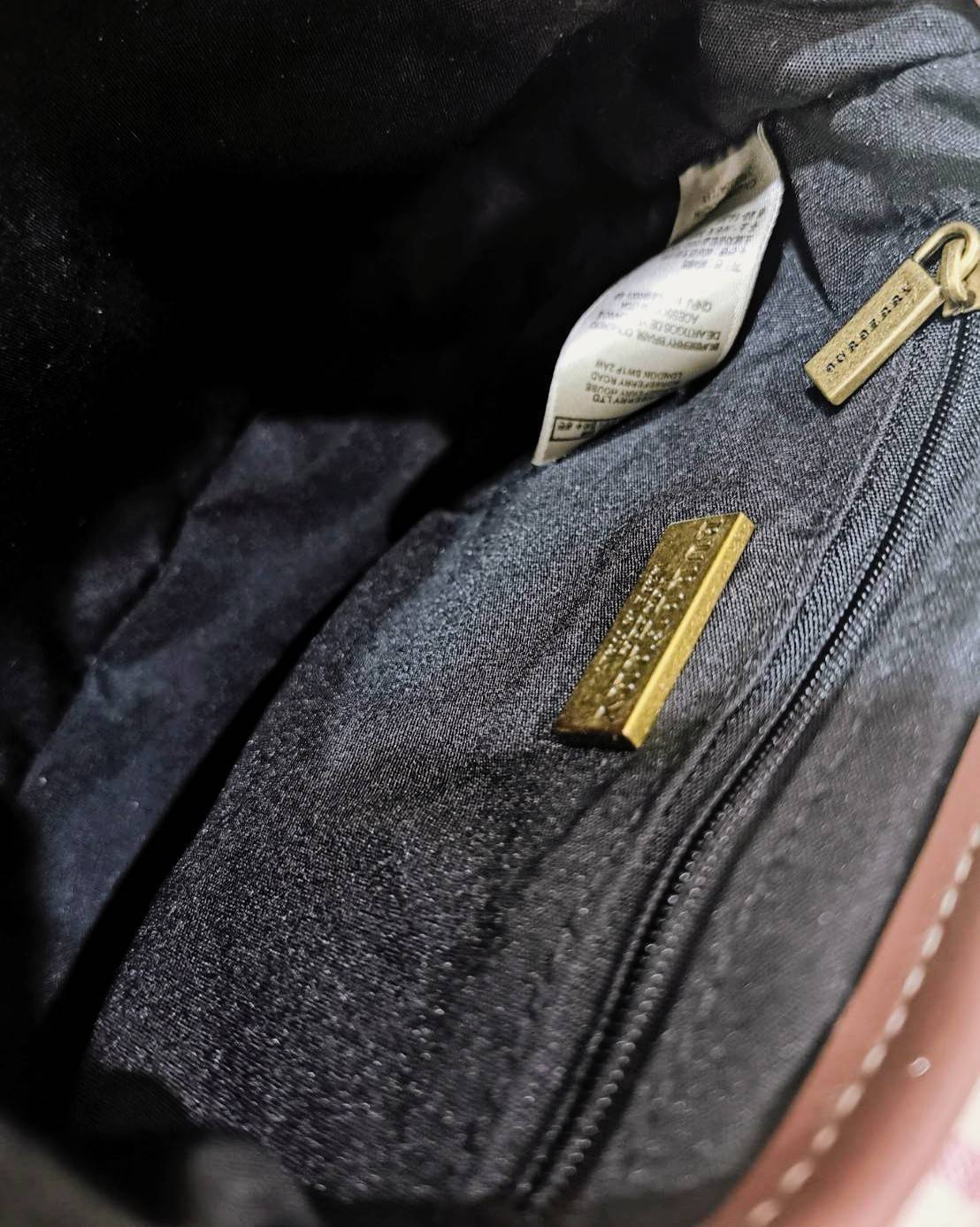 BURBERRY FRAGRANCES VINTAGE CROSSBODY BAG GiFT WITH PURCHASE (GWP) กระเป๋าสะพายพรีเมี่ยมกิ๊ฟ Limited Edition จากเคาน์เตอร์ BURBERRY FRAGRANCES วัสดุหนังแท้ขึ้นลาย Burberry Vintage Signature สวยหรูสุดคลาสสิค เปิดปิดฝาปิดกระดุมแม่เหล็ก ภายในมีโลโก้และช่องซิ