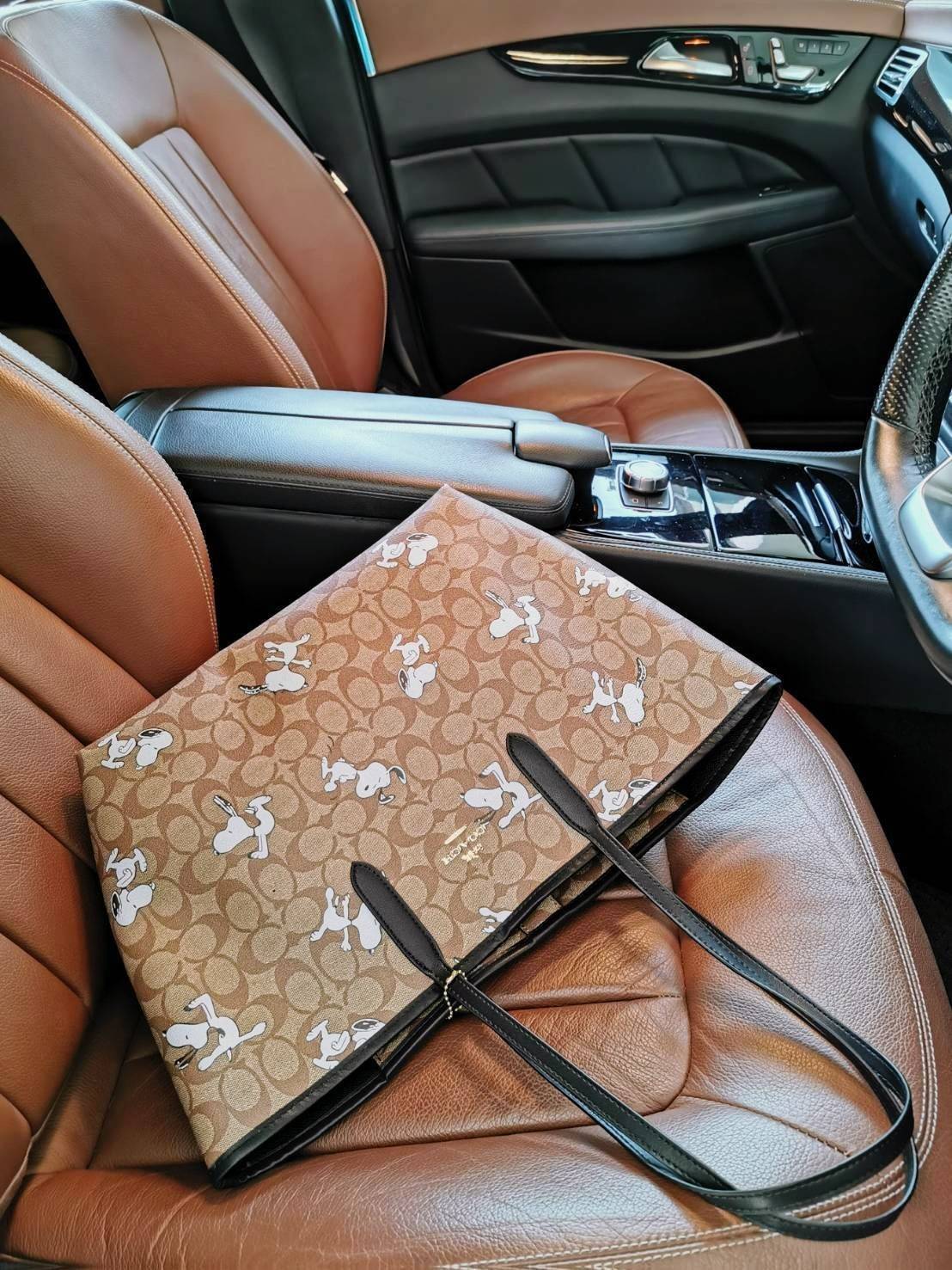 COACH FACTORY TOTE IN SIGNATURE LEATHER BAG X SNOOPY COLLECTION กระเป๋าสะพายคอลเลคชั่นสุดพิเศษจาก Coach Factory วัสดุ Signature refined calf leather หนังแท้ลายแบรนด์ คอลเลคชั่น Snoopy เทคเจอร์สวยอยู่ทรงดีไซน์ยอดนิยมด้านหน้ามีโลโก้ ภายในมีโลโก้กว้างและจุสุ