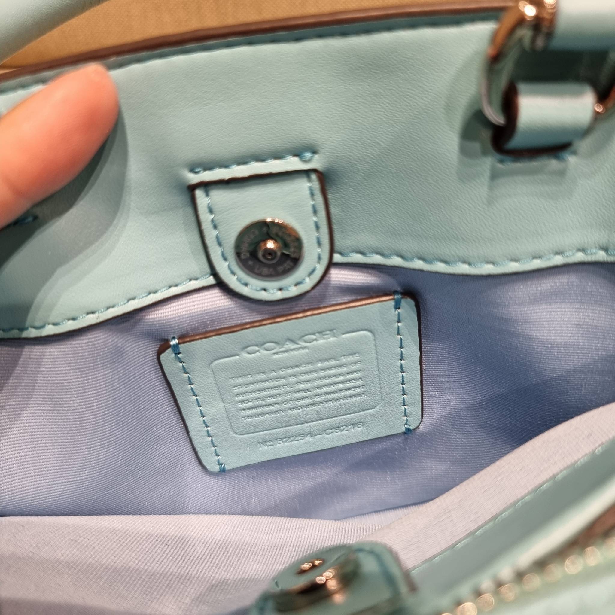 COACH C8216 MINI LILLIE CARRYALL WITH MYSTICAL FLORAL PRINT สีใหม่ล่าสุด กับรุ่นที่สุดของความขายดี คอลยอดฮิตในลวดลายสุดชิค กระเป๋าสะพายทรงสวย ที่ดีไซน์ออกมาให้ใช้งานง่าย สะดวก สวย หรู ดูดี!! วัสดุหนังแคนวาสเคลือบลาย มาพร้อมสายสะพายข้างและหูจับในตัว ถอดออก