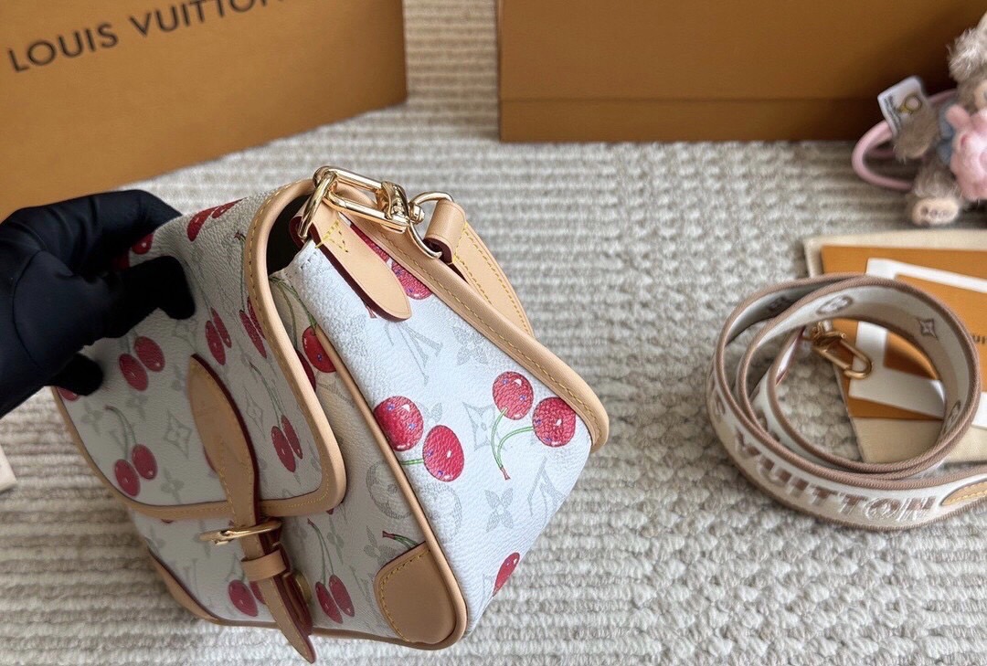 LV Diane Monogram Cherry กระเป๋ามัลติฟังก์ชั่นสุดคุ้ม คอลใหม่แสนสดใสด้วยลายเชอรี่ ที่ดีไซน์ออกมาน่ารักน่าใช้มากๆ มีสายมาให้ถึง 2 แบบ สายหนังคล้องไหล่ได้ และสายสปอร์ตครอสบอดี้ได้