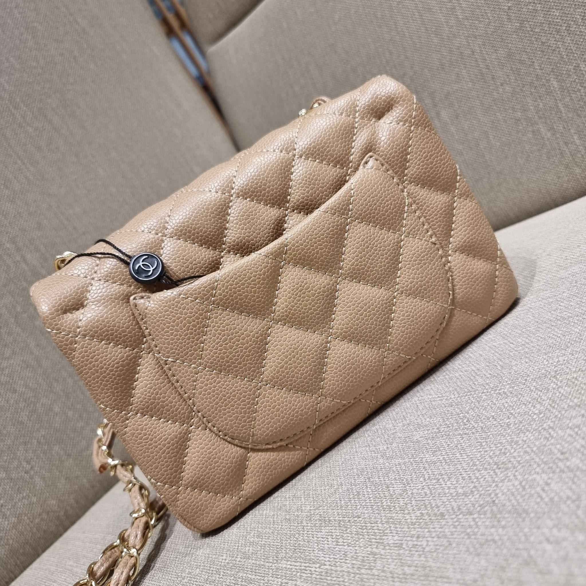 VIP 】3สี คัมแบคทูสต็อค!! จัดมาแน่นๆ พร้อมสีรับความเฮง!! พรีเมี่ยมจากแบรนด์ Chanel vip สุดพิเศษจากเคาน์เตอร์ กระเป๋าสะพาย หนังสังเคราะห์ลายคาร์เวีย หรูหราทั้งอะไหล่เงินและอะไหล่ทอง สะพายแล้วขับผิวมากๆใบนี้ เปิด-ปิดกระเป๋าด้วยตัวบิดล็อค ภายในกระเป๋าบุหนังสี