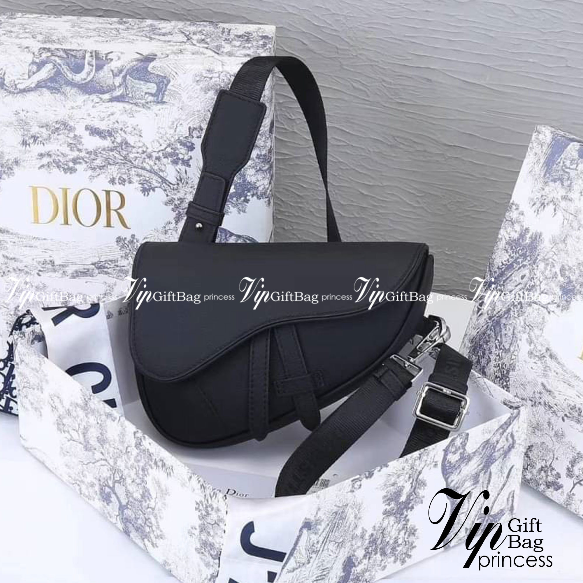 CHRISTIAN DIOR BEIGE AND OBLIQUE MINI SADDLE BAG / Dior Men Bag เกรดใช้งานสลับของแท้ เกรดออริจินอล ภาพสินค้าถ่ายจากงานขายจริง ใช้งานต่างประเทศได้