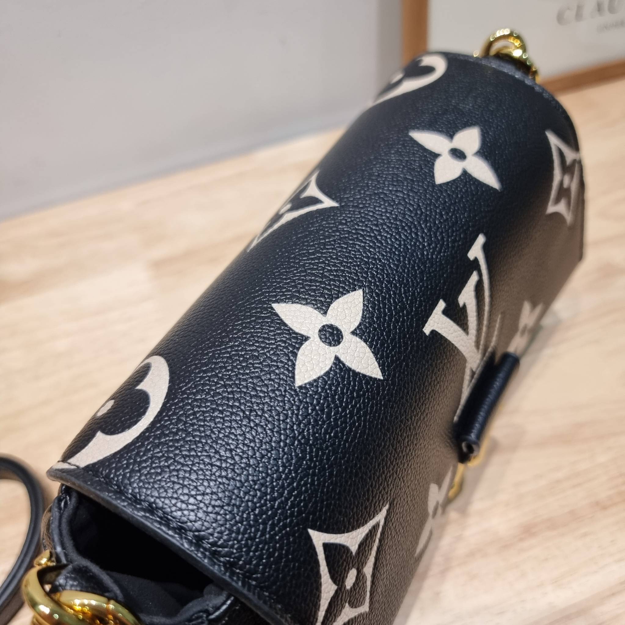 LV Favorite Bicolor Monogram Empreinte Leather - Handbags / LV FAVORITE BAG กระเป๋าสะพายคอลใหม่ล่าสุด สวยหรู ดูแพง ดีไซน์รูปทรงออกมาให้ใช้งานได้ง่าย