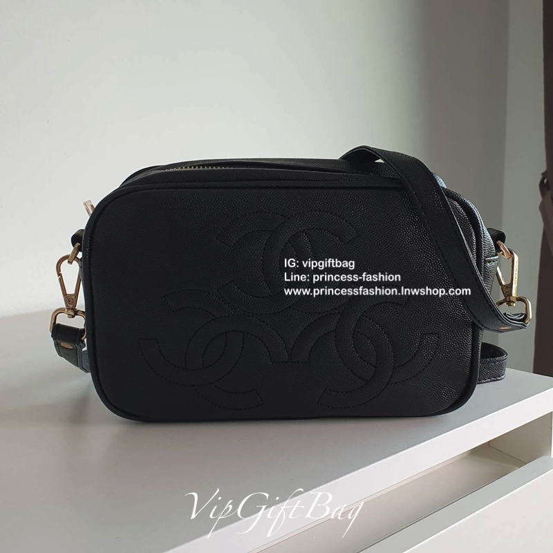 CHANEL VIP GIFT BAG รุ่น CAVIER CROSSBODY กระเป๋าของสมนาคุณ จากพรีเมี่ยมกิ้ฟแบรนด์ดังอย่าง CHANEL วัสดุหนังสังเคราะห์ ลายคาเวียร์สุดหรูเต็มใบ #เล่นแสงสวยมาก ด้านในเปิดปิดด้วยซิปCC อะไหล่ทอง มีช่องซิปแยกอีกหนึ่งช่อง สามารถใส่กระเป๋าสตางค์ใบยาว ของจุกจิกได้