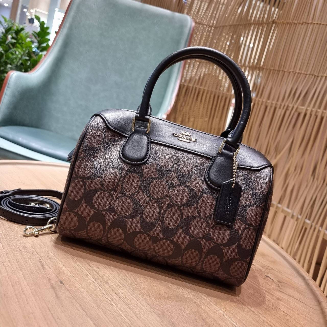 COACH F32203 MINI BENNETT SATCHEL IN SIGNATURE CANVAS กลับมาอีกครั้ง!! กับกระเป๋าทรงหมอนยอดฮิต 🥳 มีกี่สีก็ขายหมด วัสดุหนังแคนวาสเคลือบลาย ทรงสวยใช้งานได้ทุกโอกาส ภายในโล่งกว้างใส่ของได้เยอะ มีหูจับในตัว และสายสะพาย crossbody ปรับได้ตามตัว ใบนี้ไม่
