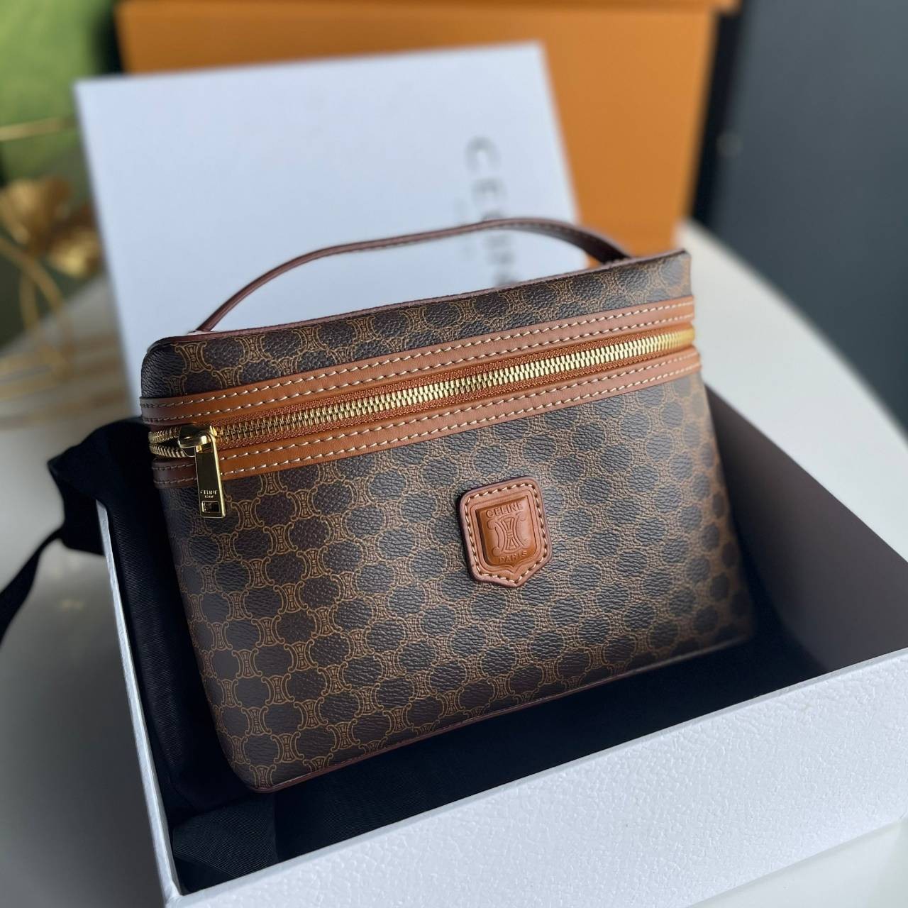 หนังแท้ CELINE VANITY VINTAGE BAG / Celine Macadam Vanity Bag Dark brown กระเป๋าถือ ใส่เครื่องสำอางค์หรือของใช้ต่างๆได้ ภายในโล่งกว้าง ซิปรอบใช้งานง่าย จุของได้เยอะ เกรดออริจินอลงานหนังแท้ทั้งใบ พิมพ์ลายคมชัด ปั้มลายชัดเจน ภาพสินค้าถ่ายจากงานขายจริง ใช้งา