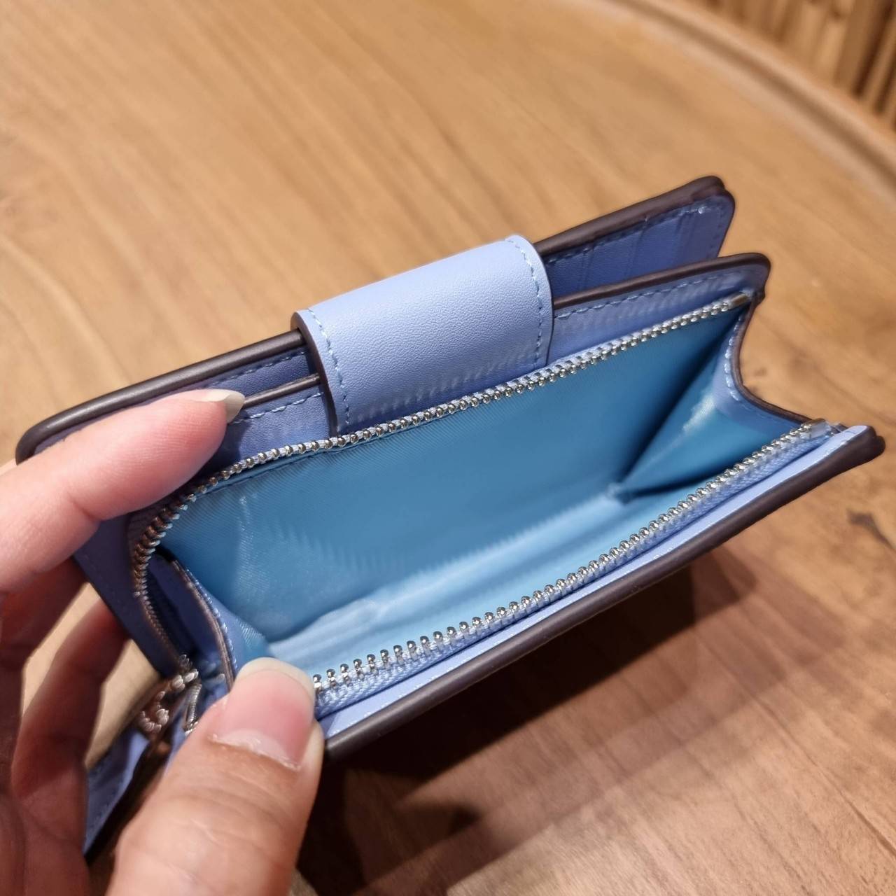 COACH C0082 MEDIUM CORNER ZIP WALLET IN SIGNATURE CANVAS ดีไซน์ใหม่ล่าสุด!! กระเป๋าสตางค์ใบกลาง 👛 ขนาดกำลังเหมาะมือ วัสดุหนังแคนวาสเคลือบลาย ดูแลรักษาง่าย มีช่องใส่บัตรและธนบัตรครบ และช่องซิปแยกไว้ใส่เหรียญ ครบเซ็ทแบบนี้เหมาะส่งต่อเป็นของขวัญที่สุ