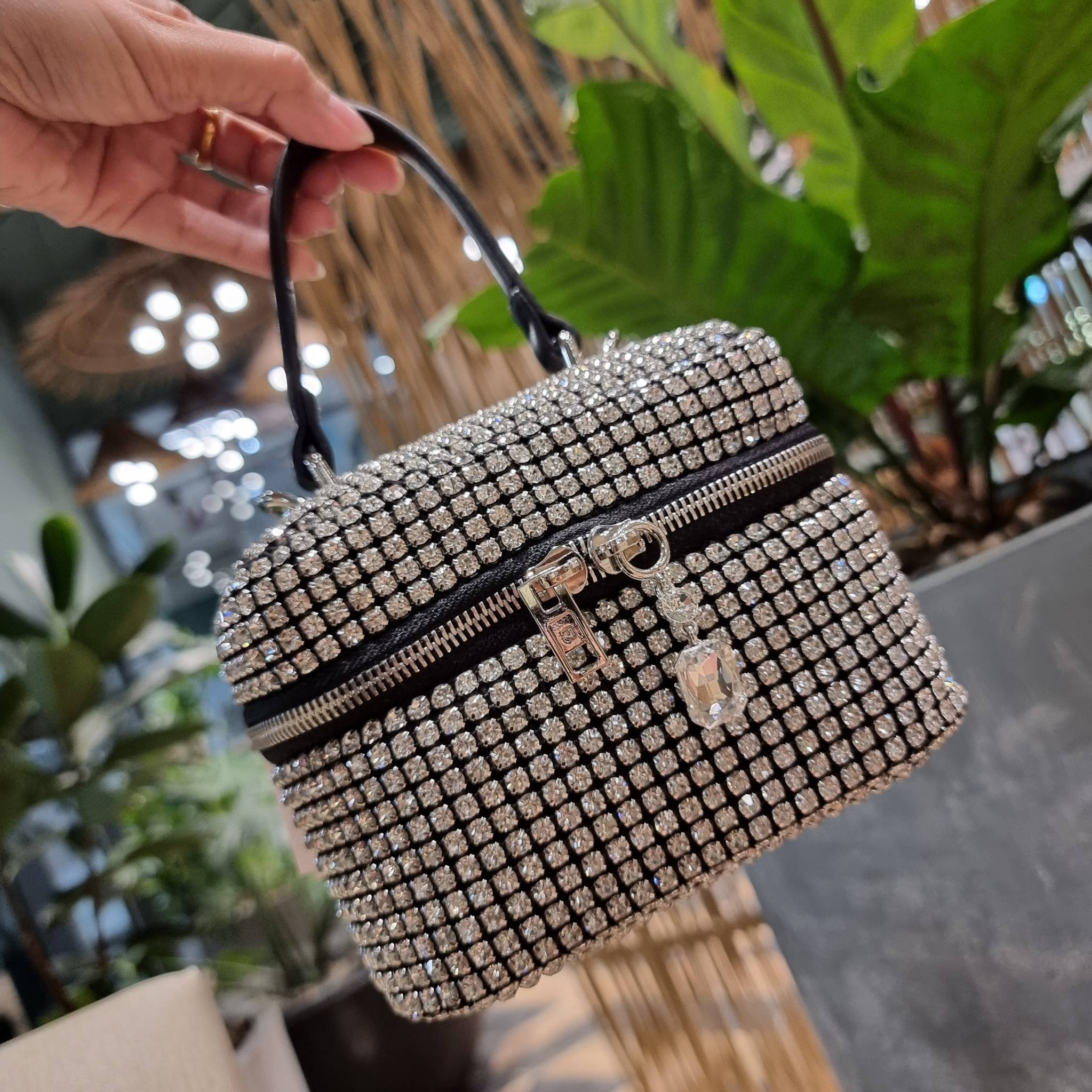 ALEXANDER WANG HEIRESS BOX BAG IN RHINESTONE MESH ใหม่ก่อนใคร กับไอเท็มสุดเอ็กซ์คลูซีฟ วีไอพีจากเคาน์เตอร์ กับกระเป๋าถือ/สะพายทรงกล่องตกแต่งพลอยเทียม หรูหรา โดดเด่น ดูแพง ด้วยการตัดเย็บเรียงร้อยลงบนตาข่ายเนื้อละเอียด ทำให้ดูดีมีราคางดงามมากๆ เปิด-ปิดด้วยซ