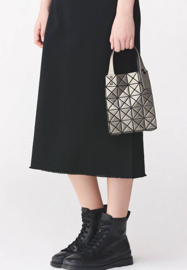 BAO BAO ISSEY MIYAKE PLATINUM COFFRET สะท้อนแสงเพื่อสร้างสินค้าระดับพรีเมียมที่ให้ความเงางามที่เหนือกว่า เพิ่มความหรูหราและโดดเด่นให้กับ เพราะมีความแวววาวและเป็นประกาย