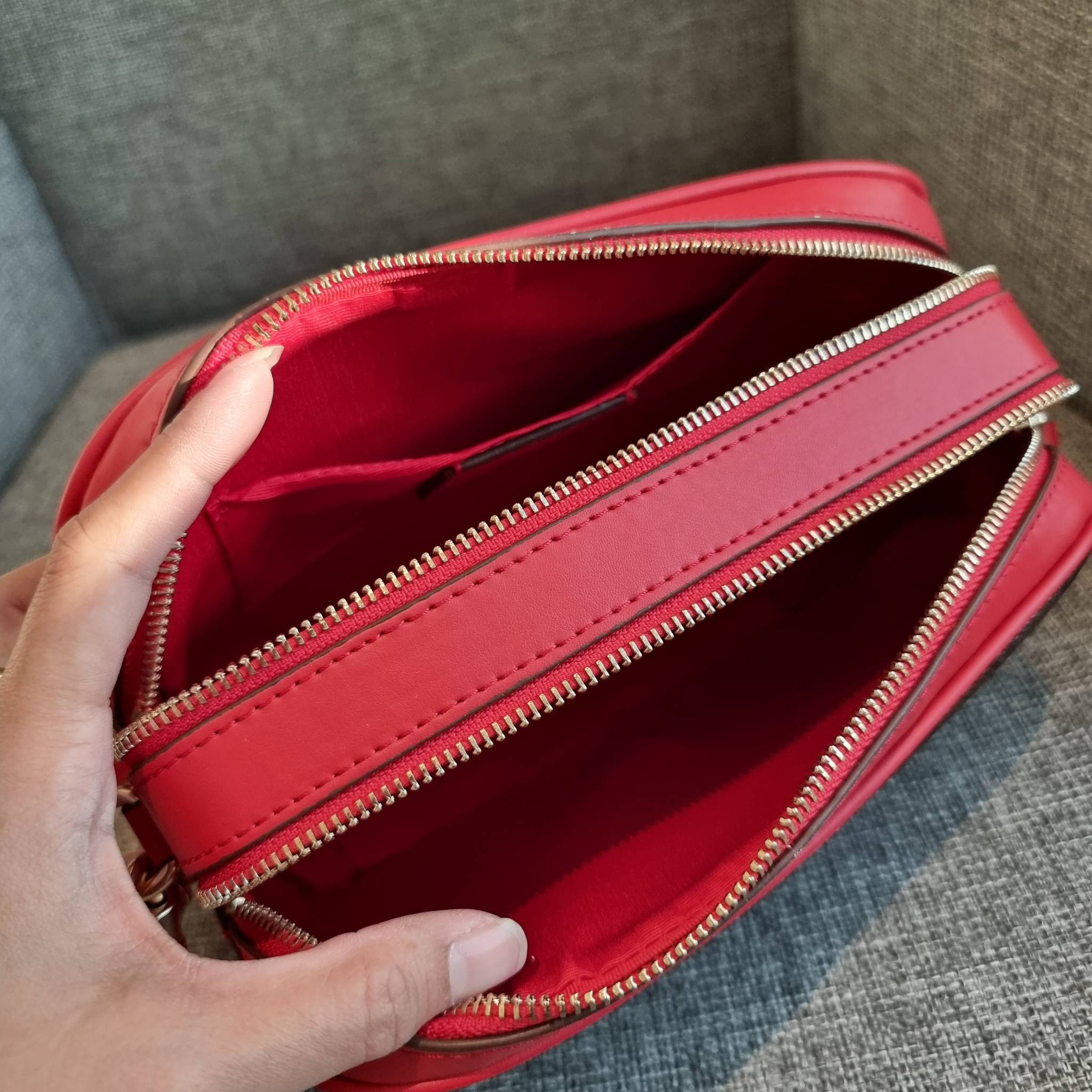 OUTLET 】COACH F68168 JES CROSSBODY IN SIGNATURE CANVAS รุ่นยอดฮิต!! กระเป๋าสะพายข้าง รุ่น 2 ซิป ใบใหญ่จุใจ สีคลาสสิคขายดี!! วัสดุหนังแคนวาสเคลือบลาย เปิด-ปิดด้วยซิป 2 ช่องหลัก ใช้งานง่าย ทรงสวยมากๆรุ่นนี้ มาพร้อมสายสะพาย crossbody ปรับได้ตามตัว ภายในใส่ขอ