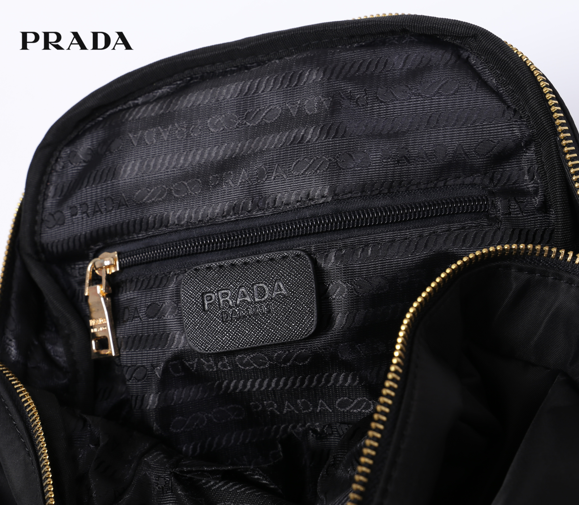 PRADA NYLON Bear BACKPACK กระเป๋าสะพายเป้ Premium gift จากเคาน์เตอร์ต่างประเทศรุ่น Limited edition วัสดุเป็น Nylon เนื้อหนาคุณภาพดีตามแบบฉบับของแบรนด์ ขนาดกำลังดี น้ำหนักเบา ด้านหน้าเป็นลายหมีปั๊กกลิ้ตเตอร์โลโก้แบรนด์ อะไหล่ทองหรูภายในซับ Polyester 100% ม