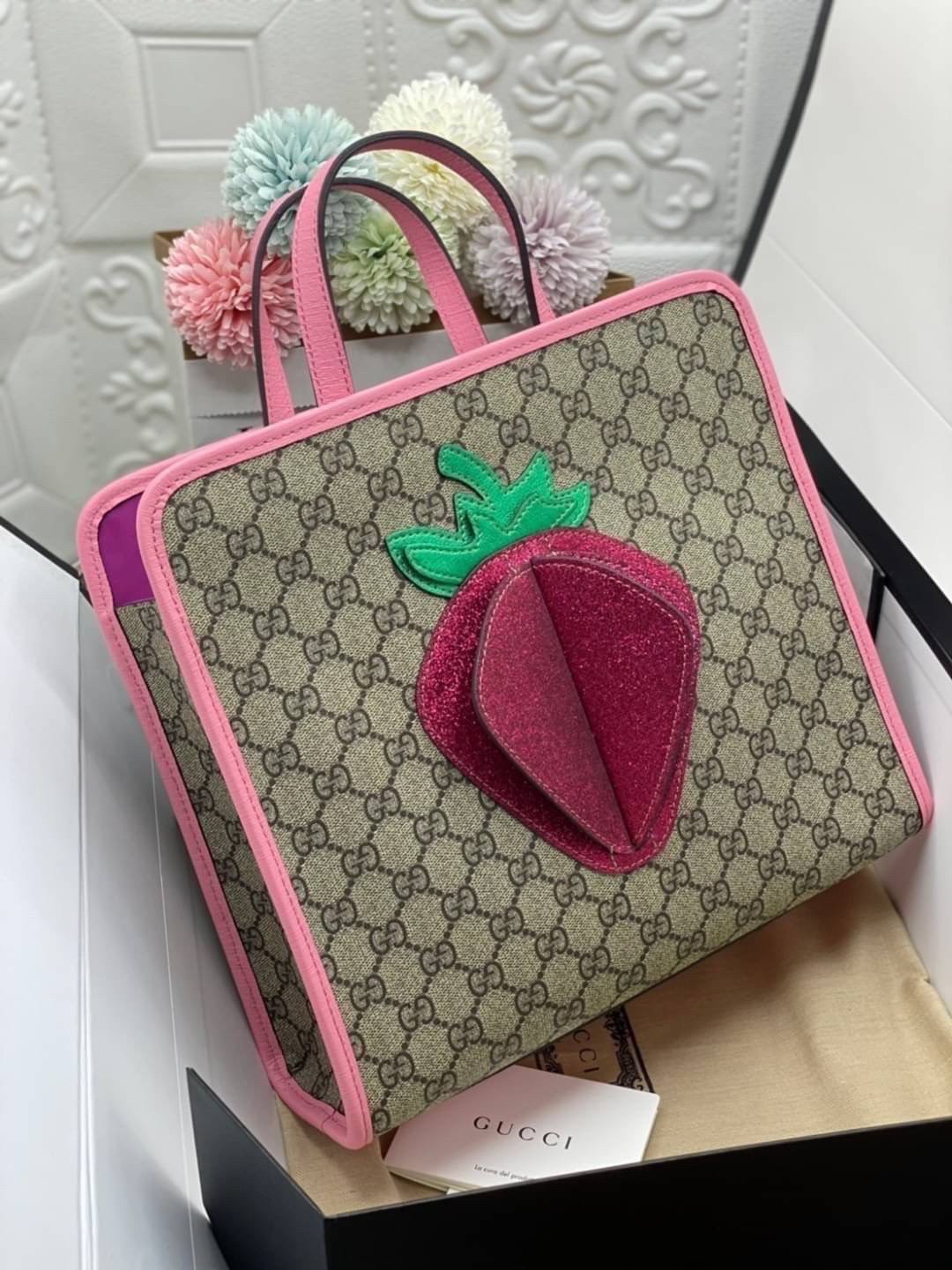 Ori GUCCI Children's tote bag GG kids ที่สุดของความน่ารัก ลิมิเต็ดแบบไม่มีเอาท์ สาวๆสายหวานไม่ควรพลาดด้วยประการทั้งปวงเลยค่าา หนังแท้เกรดดีที่สุด พิมพ์ลายแบรนด์รอบใบเทคเจอร์สวยอยู่ทรง ภายในมีโลโก้กว้างและจุสุดๆใส่สัมภาระได้เยอะ ภาพถ่ายจ