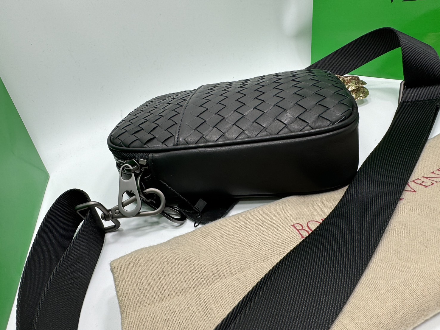 Small BOTTEGA Messenger Bag / BOTTEGA Crossbody Bag กระเป๋าสะพายเมสเซนเจอร์ ดีไซส์สานเป็นเอกลักษณ์ everyday look เอาใจหนุ่มๆ สวยเท่คลาสสิก