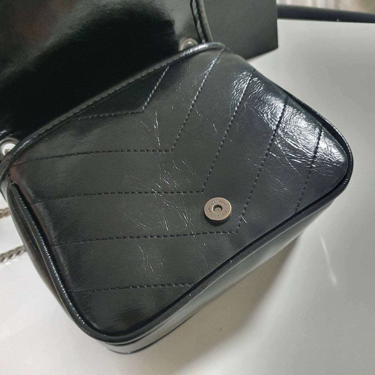 VIP 】YVES SAINT LAURENT YSL BAG VIP GIFT WITH PURCHASE (GWP) พรีเมี่ยมกิ้ฟ Limited Edition จาก YSL DUTY FREE COUNTER วัสดุหนังPu สีดำเงา ทรงสี่เหลี่ยมหนังสวยหรูอยู่ทรงเปิดปิดด้วยฝาปิดโลโก้แบรนด์อะไหล่เงินรมดำ ภายในโล่งมีช่องหลัก และช่องซิปสามารถใส่มือถือข