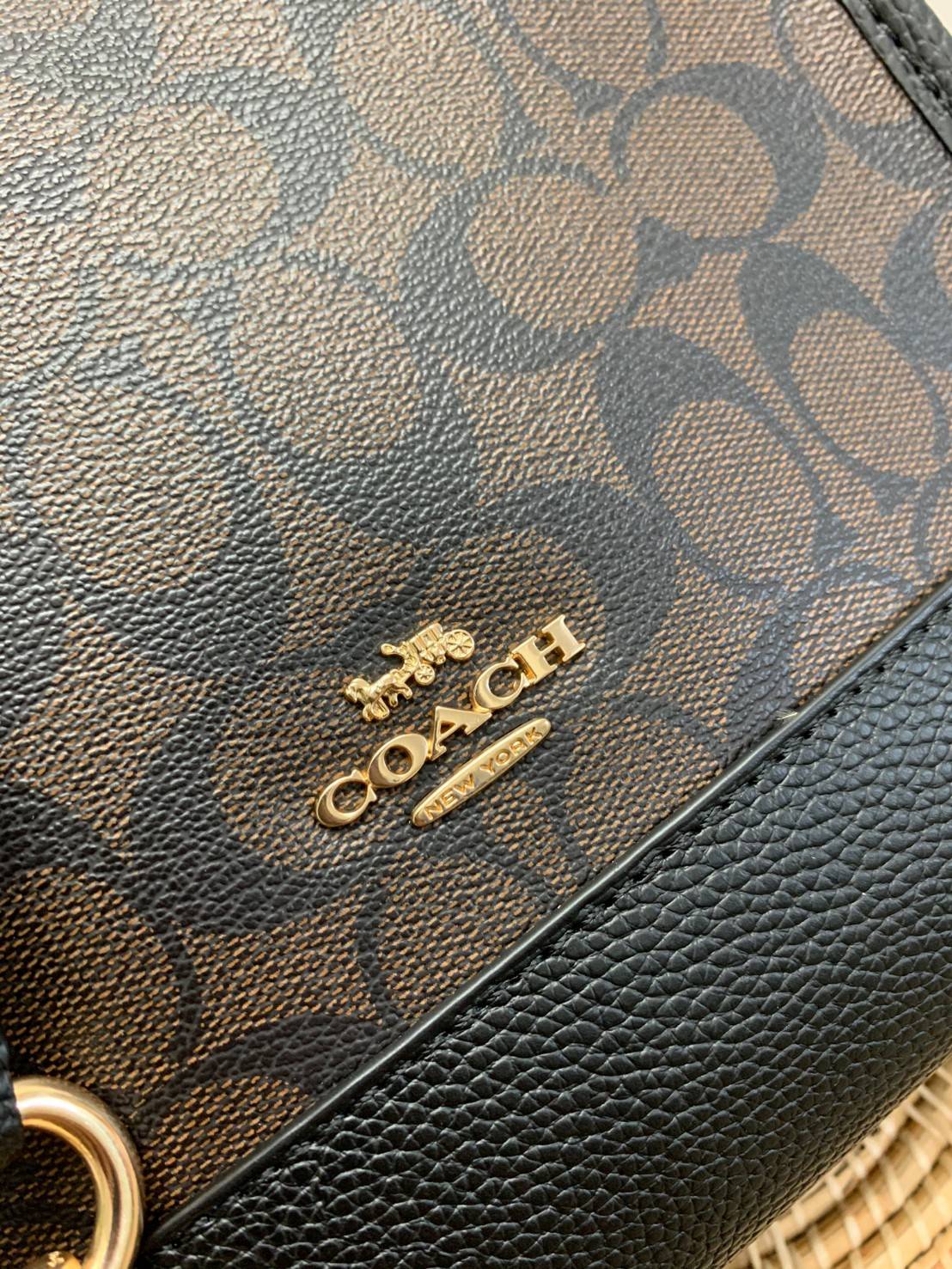 น่าใช้มากๆ สวยเกินราคาไปเลยจร้าา😘 COACH FIELD TOTE 22 SMALL BAG ((C5122)) พร้อมส่งความสวยที่ไทยค่ะ! กระเป๋าหิ้วหรือสะพายข้างได้ หนังแท้นิ่ม ใบจริงสวยมากๆเลยค่ะ ปากกระเป๋าแบบกระดุมแม่เหล็ก ภายในกว้างใส่ของจำเป็นของสาวๆได้เยอะเลย มีช่องซิปและช่องเล็