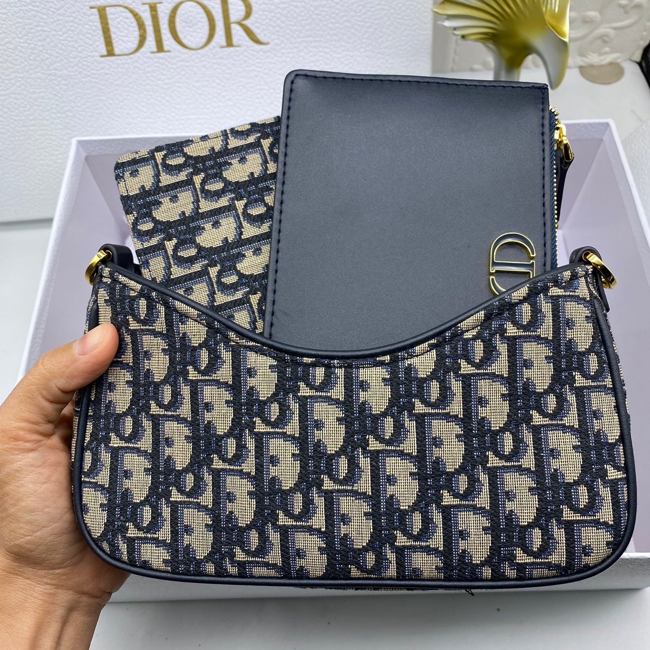 DIOR 30 Montaigne Hobo Avenue Mini Bag | Blue Jacquard กระเป๋าสะพายทรงโฮโบ แบรนด์หรู ขนาดกำลังสวย ดีไซน์ใหม่ 2023 รูปทรงใช้งานง่าย ภายในเป็นช่องโล่ง ใส่ของสำคัญได้ครบสบายๆ พิเศษมาก!! มาพร้อมใบเล็ก พร้อมใช้งาน คุ้มมากค่ะ