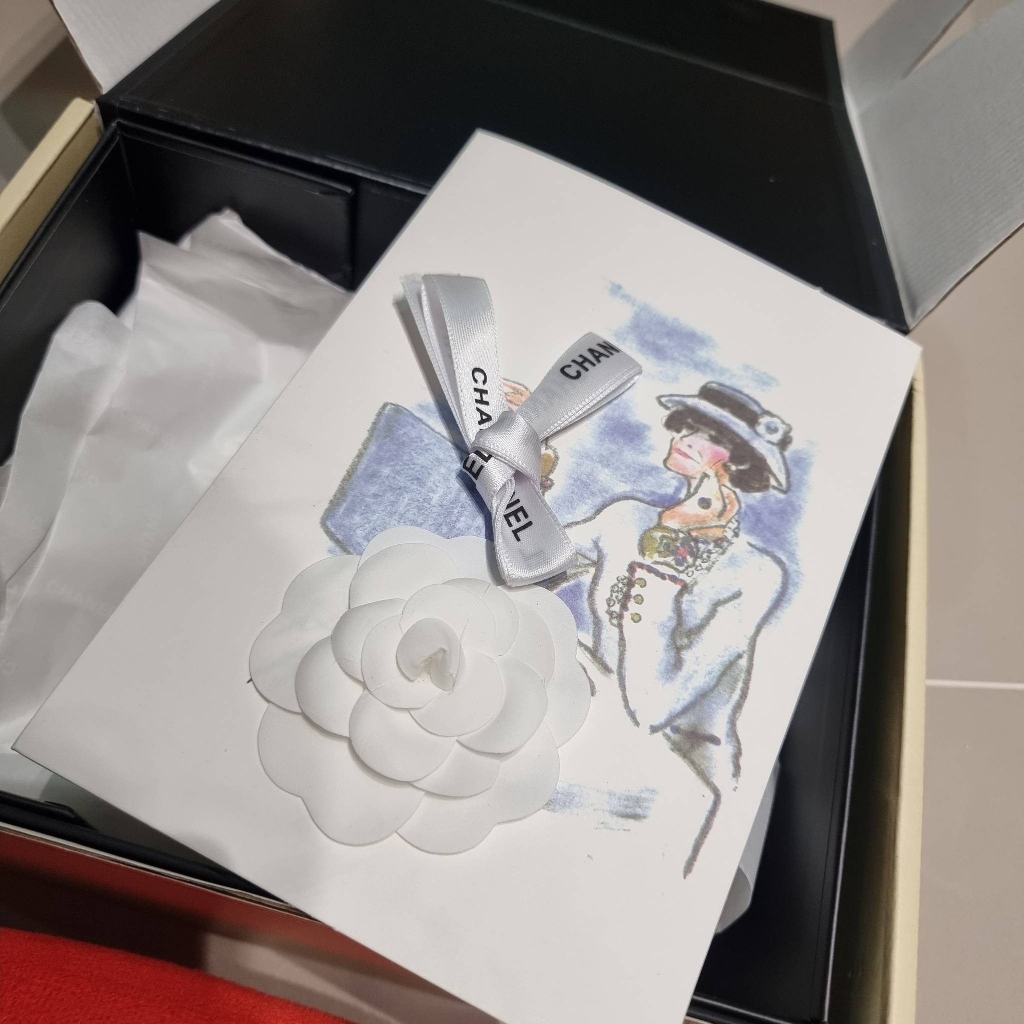 CHANEL woc with top handle black / CHANEL WALLET ON CHAIN กระเป๋าสะพายข้างไซส์กำลังดี สวยหรู ดีไซน์คลาสสิคผสานกิมมิคประจำแบรนด์ ทำให้ไอเท็มนี้เพิ่มมูลค่าขึ้นไปอีก สร้างสรรค์ตัวกระเป๋าด้วยหนังแกะ สัมผัสสบายมือ ใช้งานสะดวกด้วยกระดุมแม่เหล็ก ภายในกระเป๋าแบ่ง