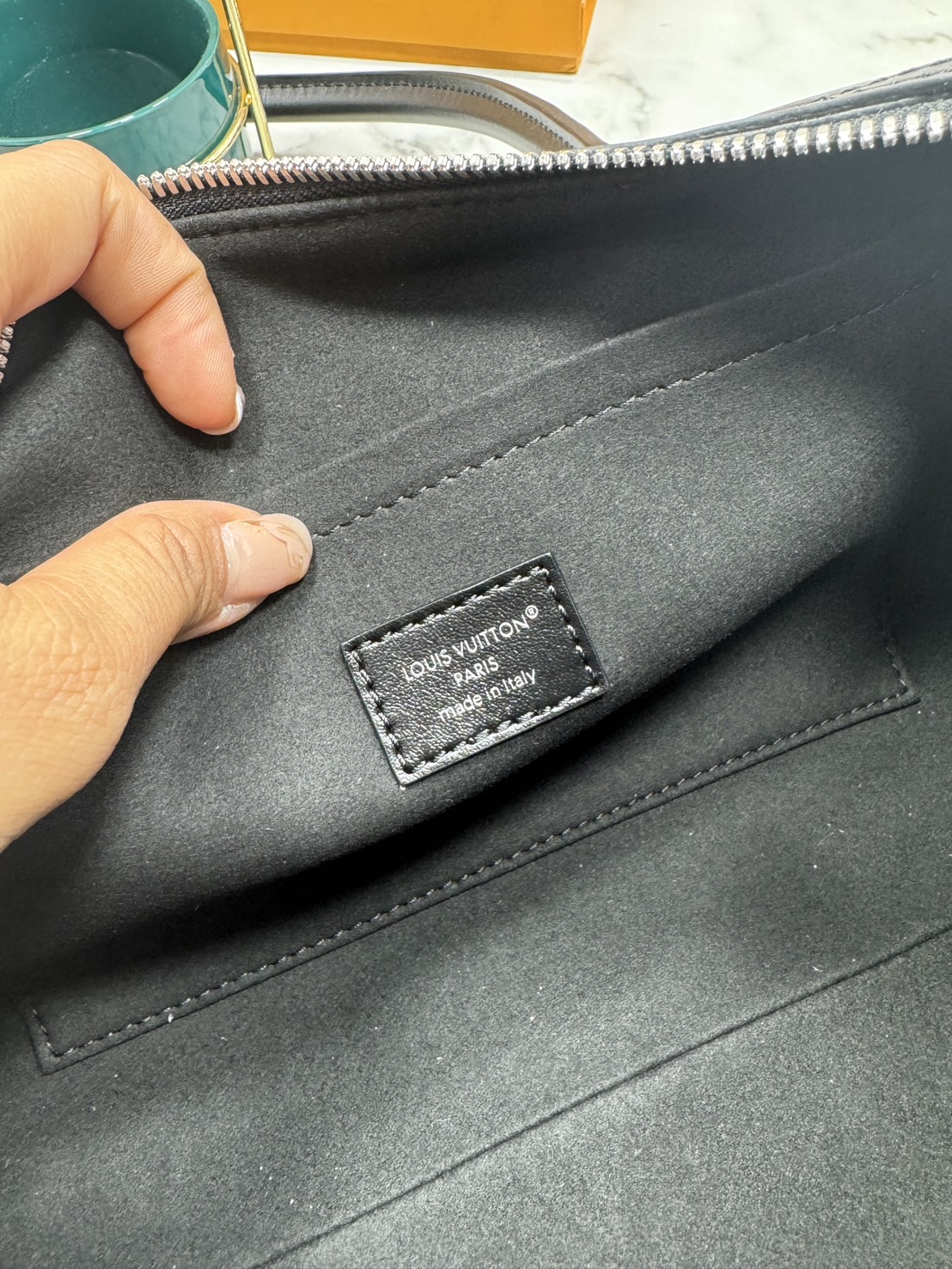 OP ORI หนังแท้ | LV Speedy Cargo Vibe Bag กระเป๋าถือคอลเลกชัน Vibe ผสานดีไซน์ดั้งเดิมยุค'30s เพิ่มความเท่ล้ำสมัยสไตล์นีโอร็อค หนังแท้แวววาวตกแต่งแอดเดรสแท็กลาย Monogram