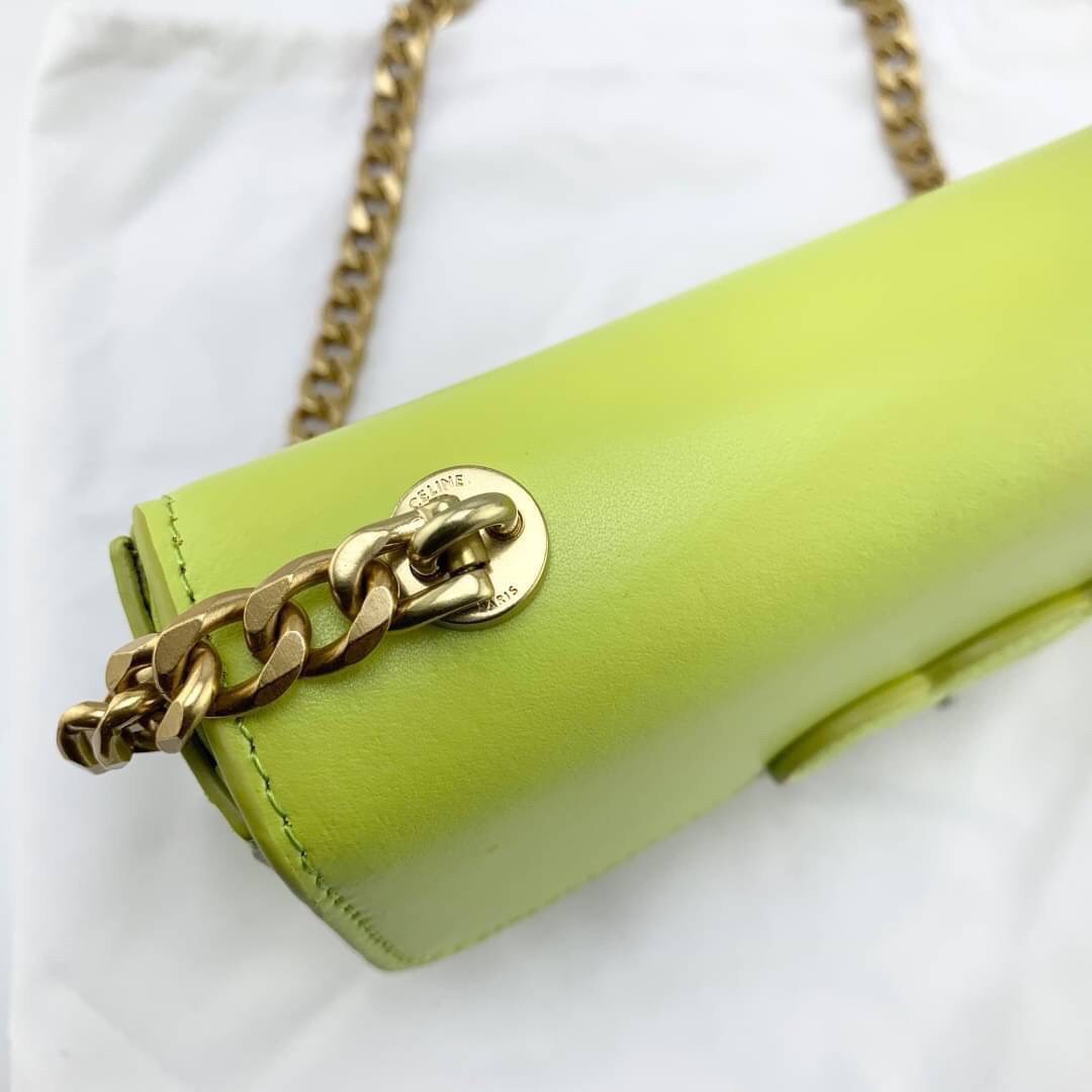 หนังแท้ CELINE CHAIN SHOULDER BAG CUIR TRIOMPHE IN SHINY CALFSKIN ANIS / CELINE TRIOMPHE SHOULDER BAG หนังแท้ทั้งใบสวยหรู แบบใหม่ล่าสุด โลโก้หนังคลาสิกที่สุดค่ะ จุของได้กำลังดี เหมาะกับสาวๆในวันที่อยากครอสบอดี้ชิลๆ ห้ามพลาดค่ะ!