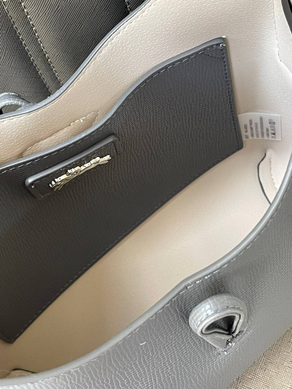 Longchamp ROSEAU Sac porté épaule XS กระเป๋าสะพายไหล่ซึ่งเป็นหนึ่งในแฟชั่นไอเทมที่สาว ๆ ส่วนใหญ่จะต้องมีไว้ใช้งานกันอย่างน้อยคนละหนึ่งใบแน่นอน ใช้งานสะดวก คล่องตัว ทั้งยังมีดีไซน์ให้เลือกหลากหลายตั้งแต่แบบหรูหรา น่ารักสดใส ไปจนถึงเรียบโก้ ให้คุณเลือกหยิบม